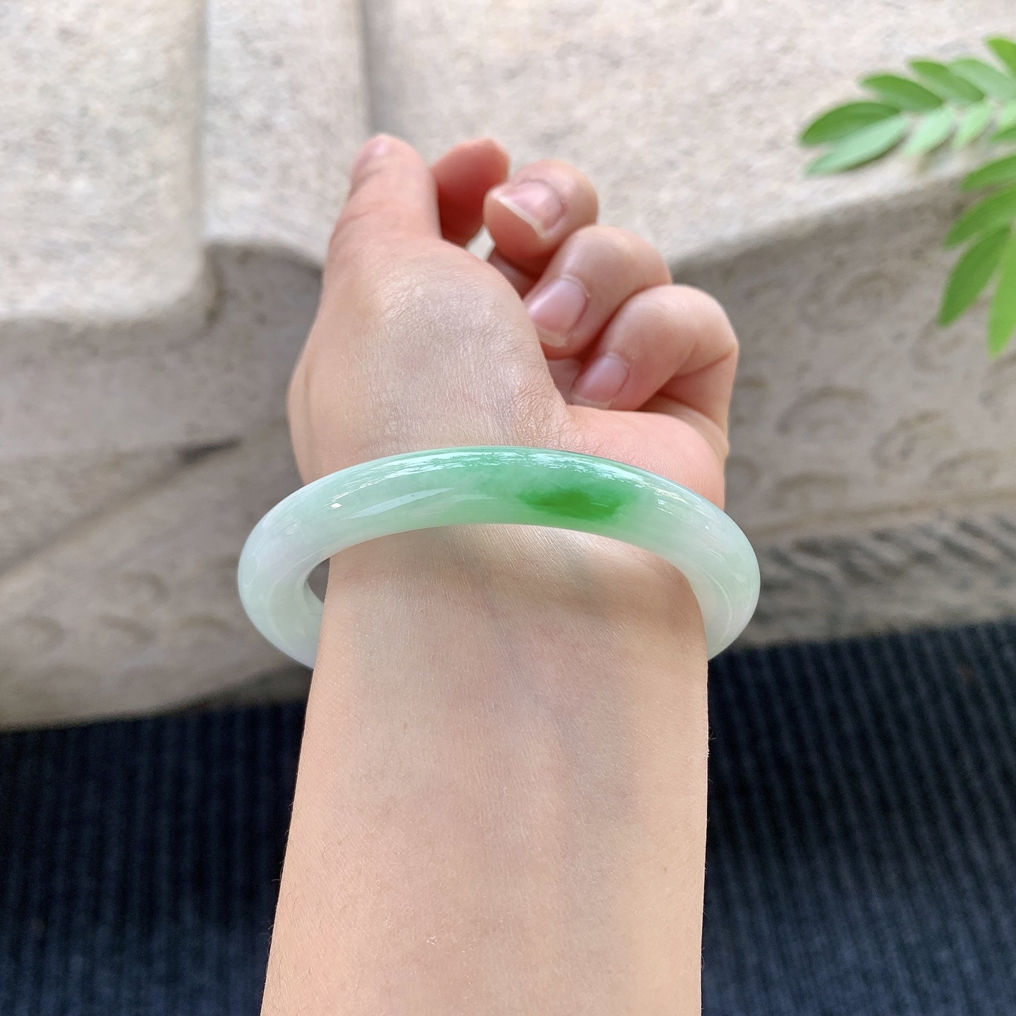 圆条51 52 【圈口】52.2/8.8/9 【编码】FL031260 【描述】飘绿，水润，种老，细腻，打灯有絮线