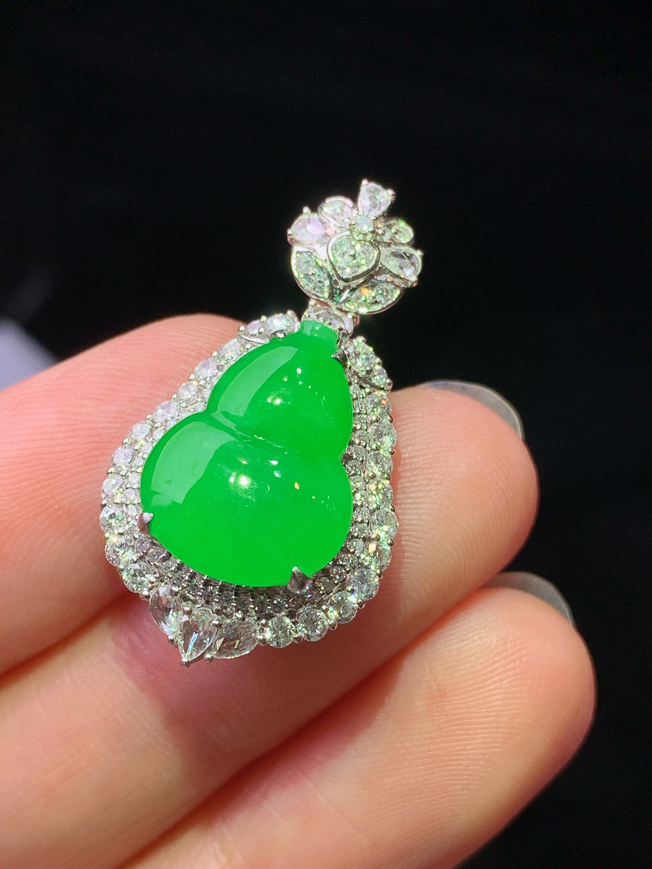 18k金钻镶嵌满绿葫芦吊坠 玉质细腻 色泽艳丽清新 水润亮眼 整体尺寸28.8*15.8*10h1