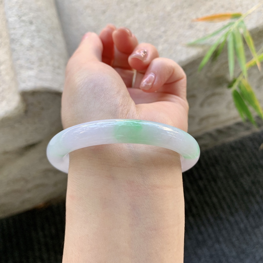 圆条52 53【圈口】53.2/9/8.9【编码】Q5035972【描述】春彩，水润，种老，细腻，无纹裂