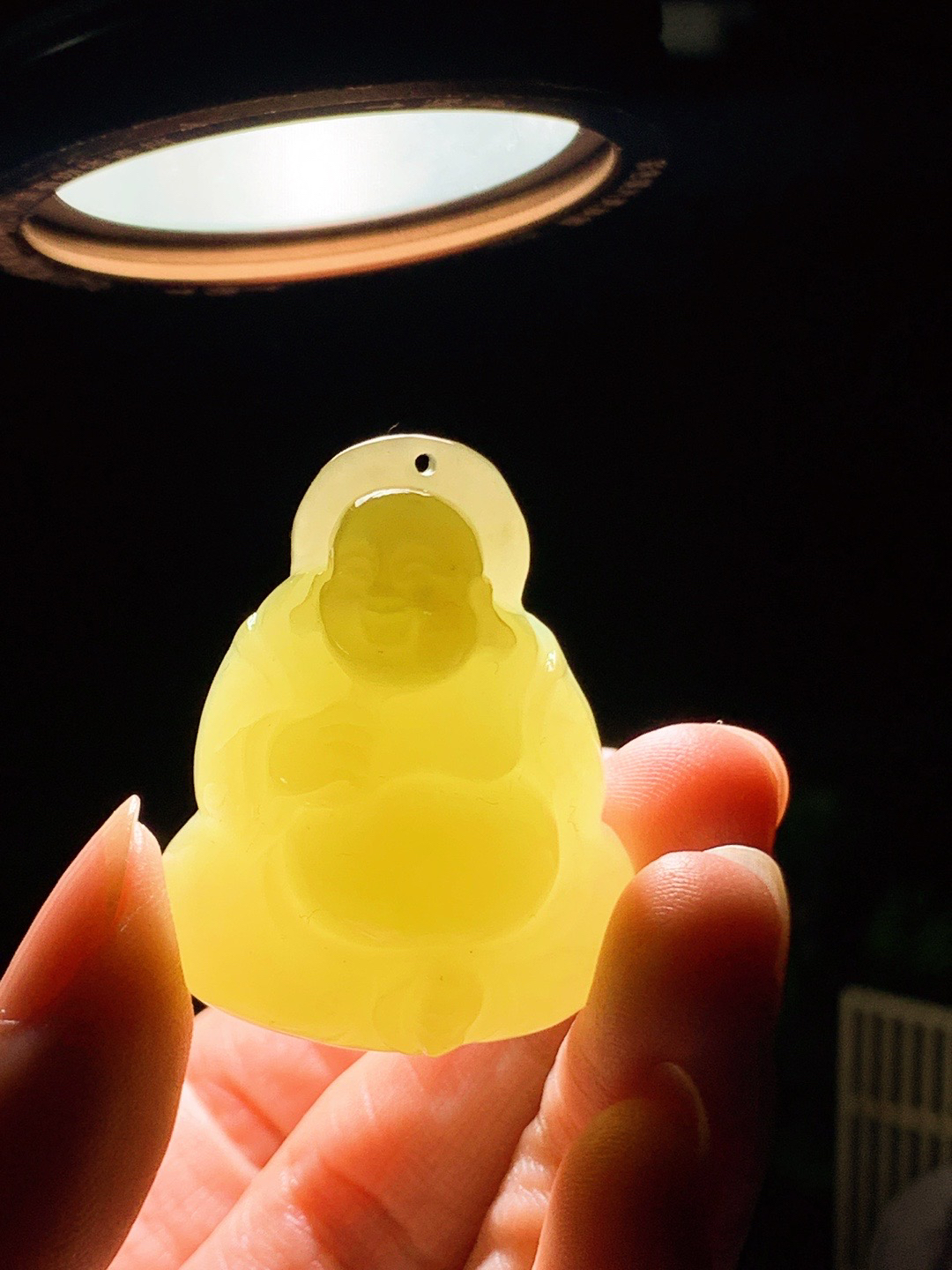 新疆若羌黄口料佛引福来挂件。尺寸42/33/20重32克 玉质细腻油润 底色纯净 脂粉好，品质好。lt260407