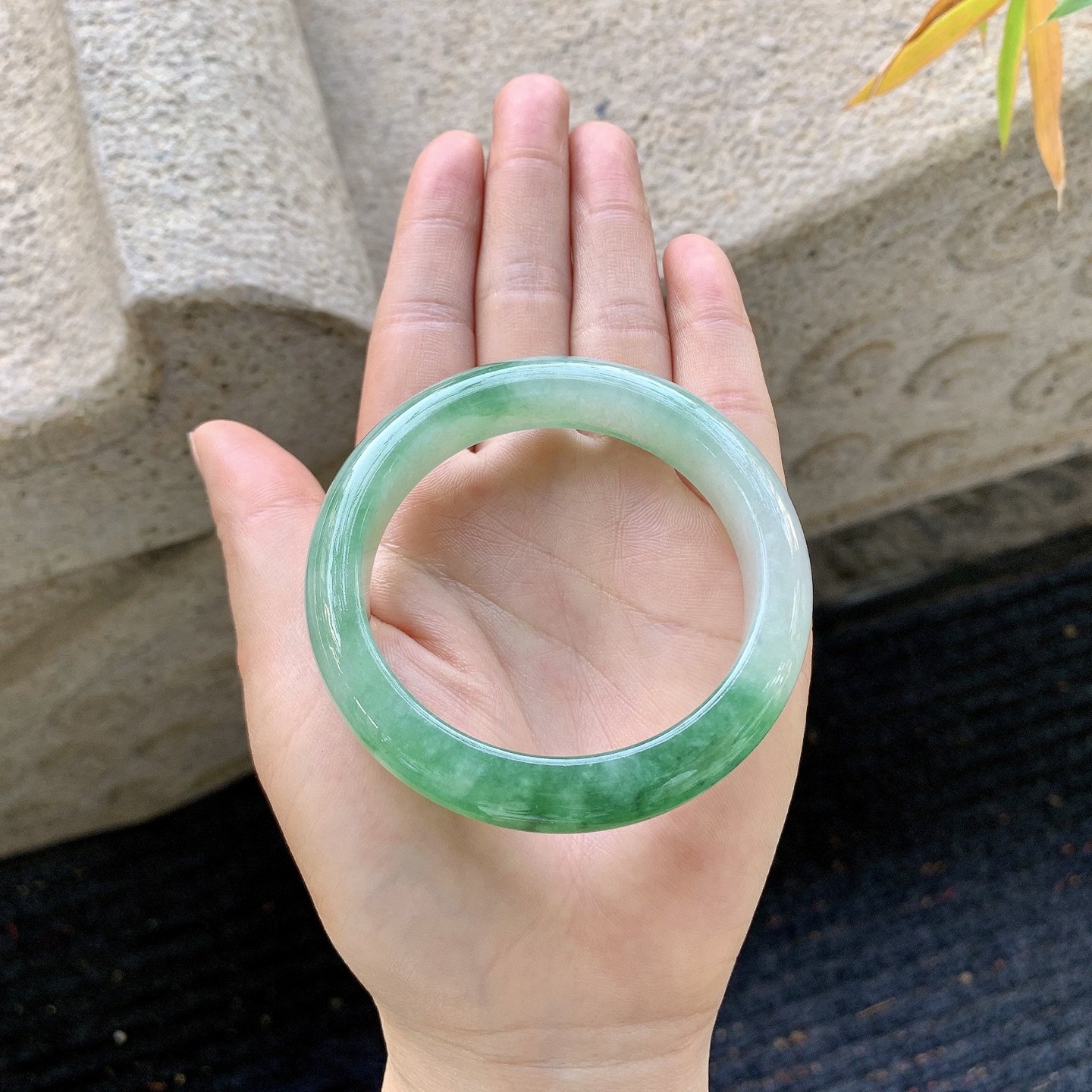 正圈53 54【圈口】54.3/12.5/8.4【编码】YT011951【描述】糯冰飘绿，水润，种老，细腻，打灯有絮线