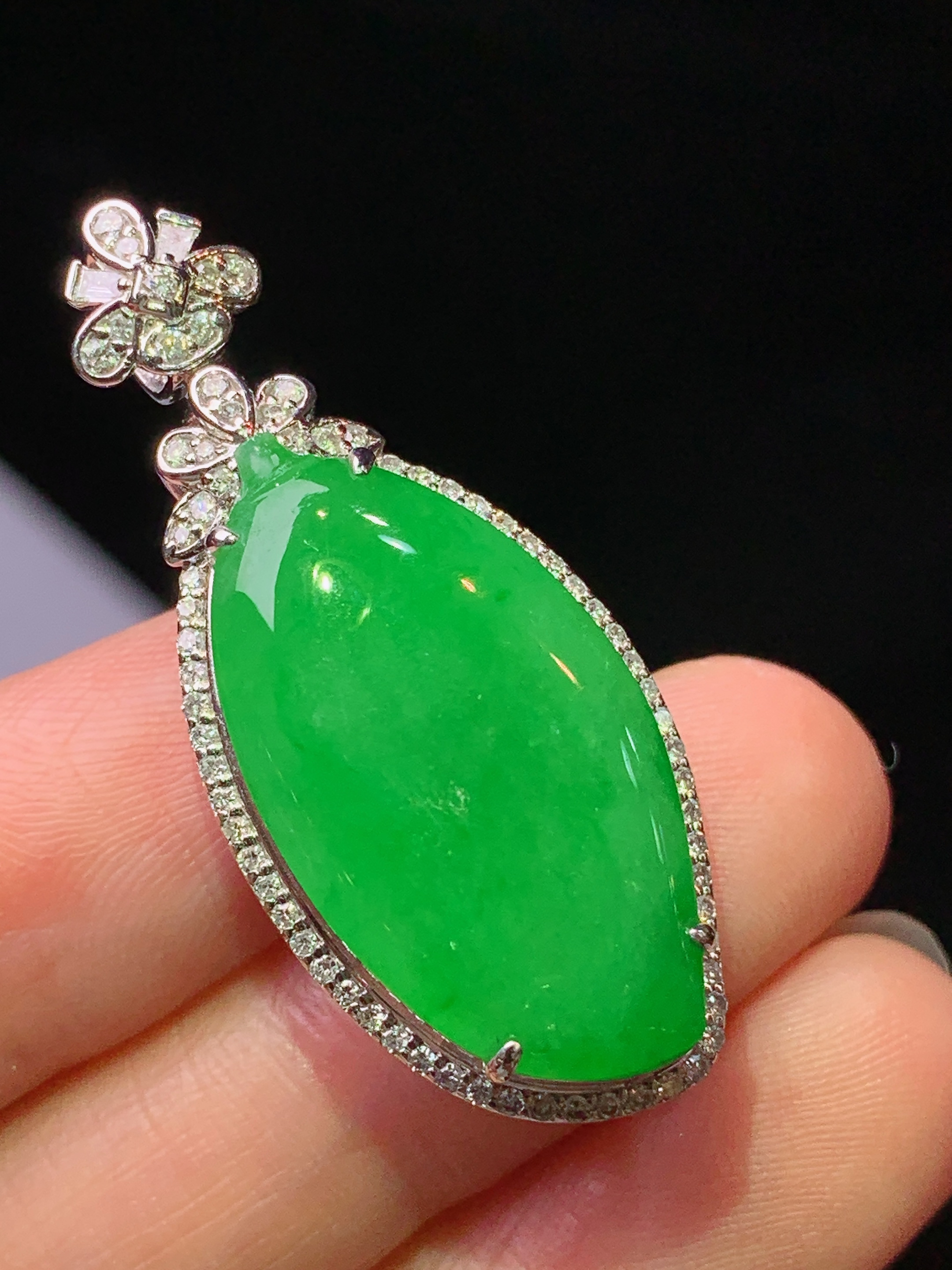 18k金钻镶嵌满绿福瓜吊坠 玉质细腻 色泽艳丽清新 水润亮眼 整体尺寸37.5*16.2*10.5L