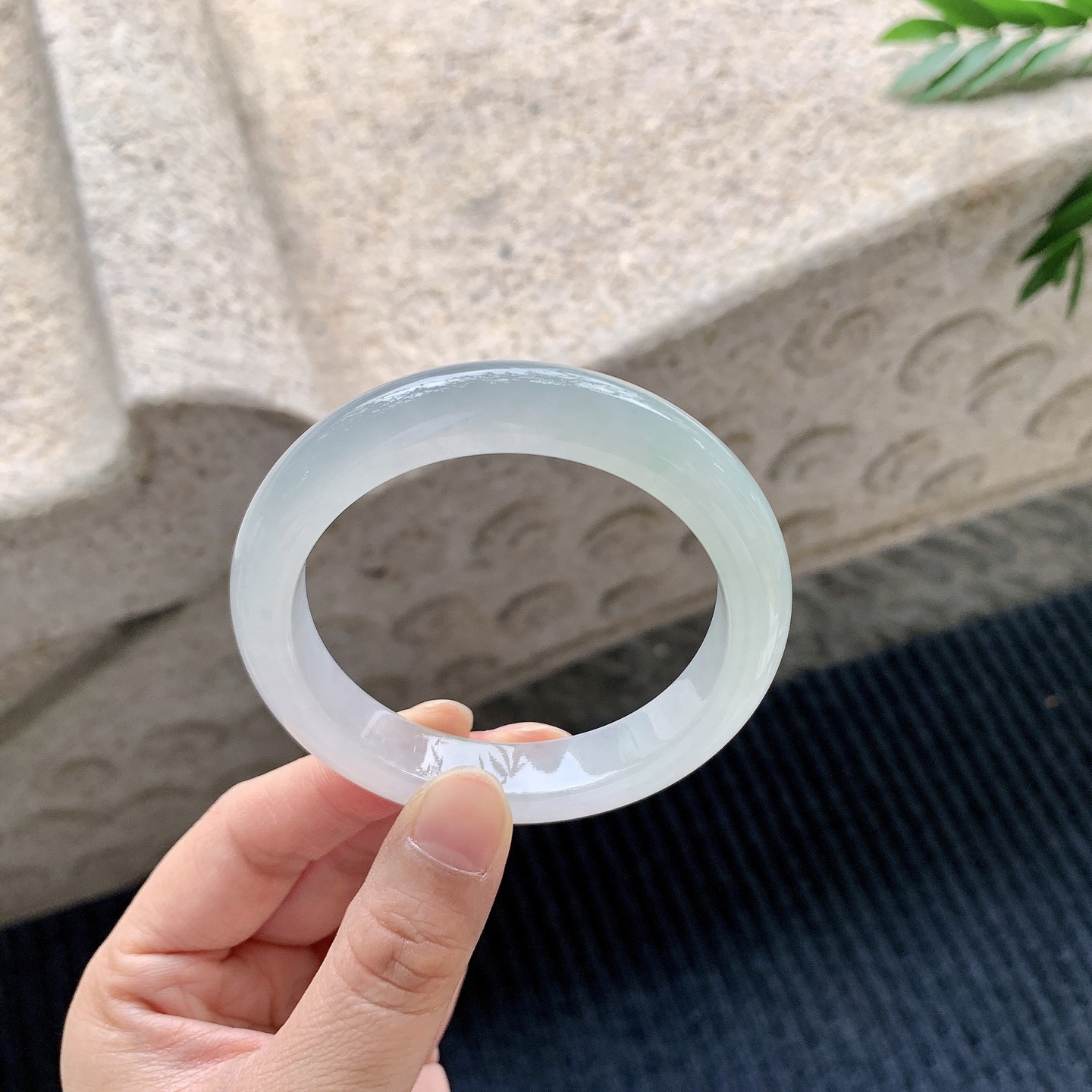 正圈53 54【圈口】54.4/11.4/8.5【编码】C5040945【描述】糯冰飘绿，水润，种老，细腻，打灯有絮线