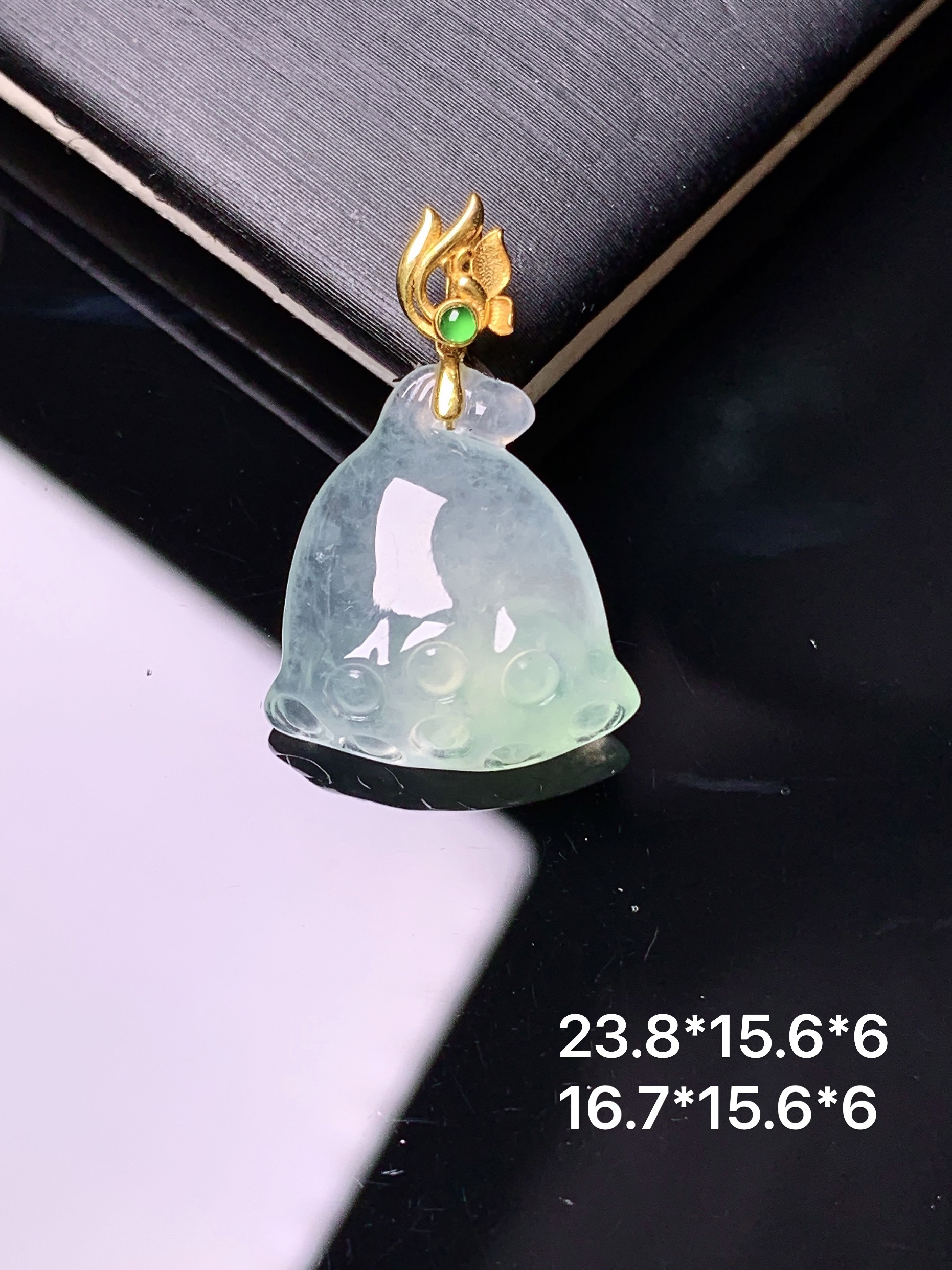 18k金镶嵌冰种莲蓬吊坠 玉质细腻 色泽艳丽清新 水润亮眼 整体尺寸23.8*15.6*6c5