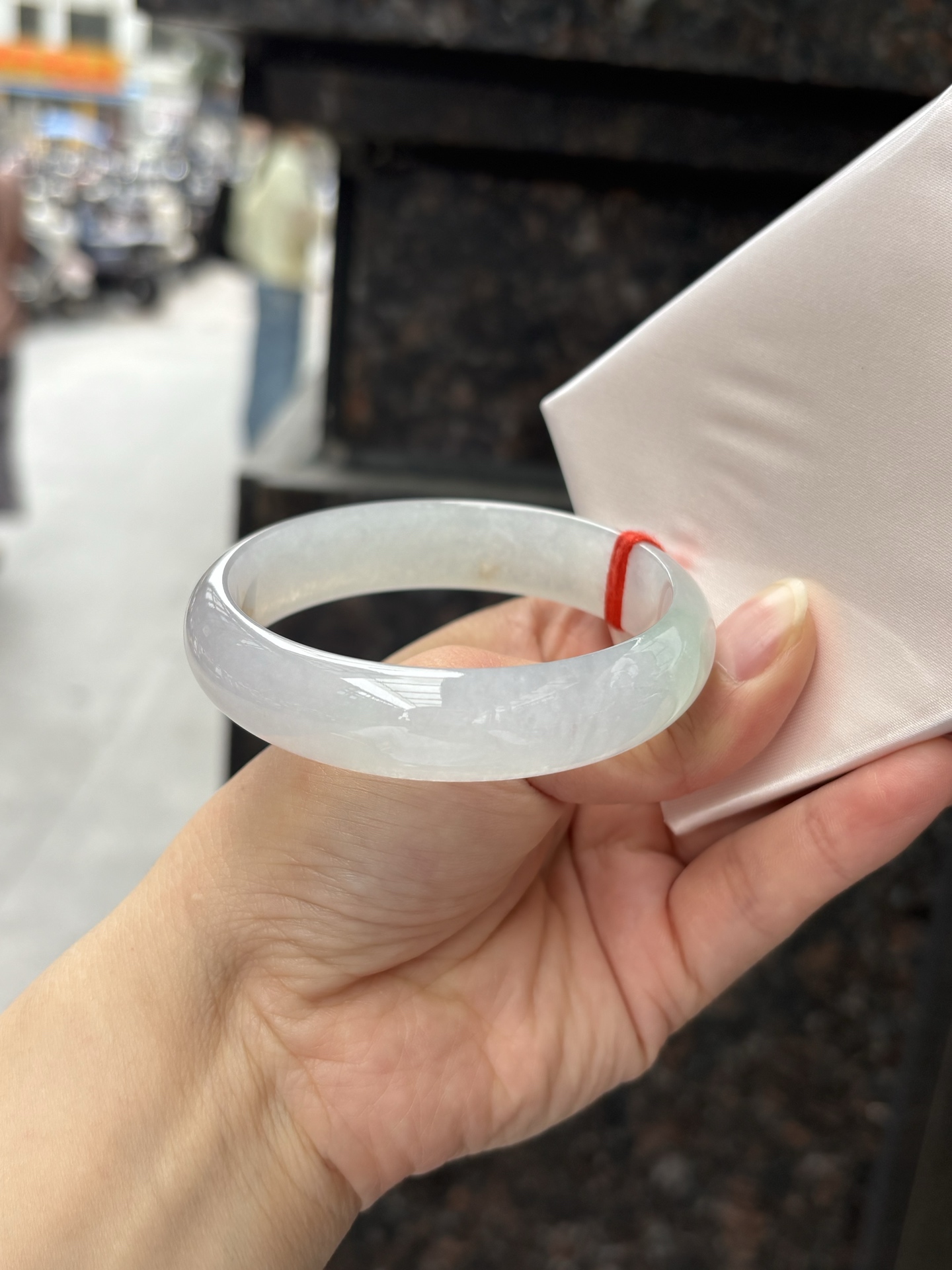 三彩宽版正圈 57.7-14.2-7 0408-N379 ，底妆冰润，春彩洒金，有三彩特色，仿佛彩虹般的色彩，绚丽梦幻，气质清新淡雅，上手靓丽大方。