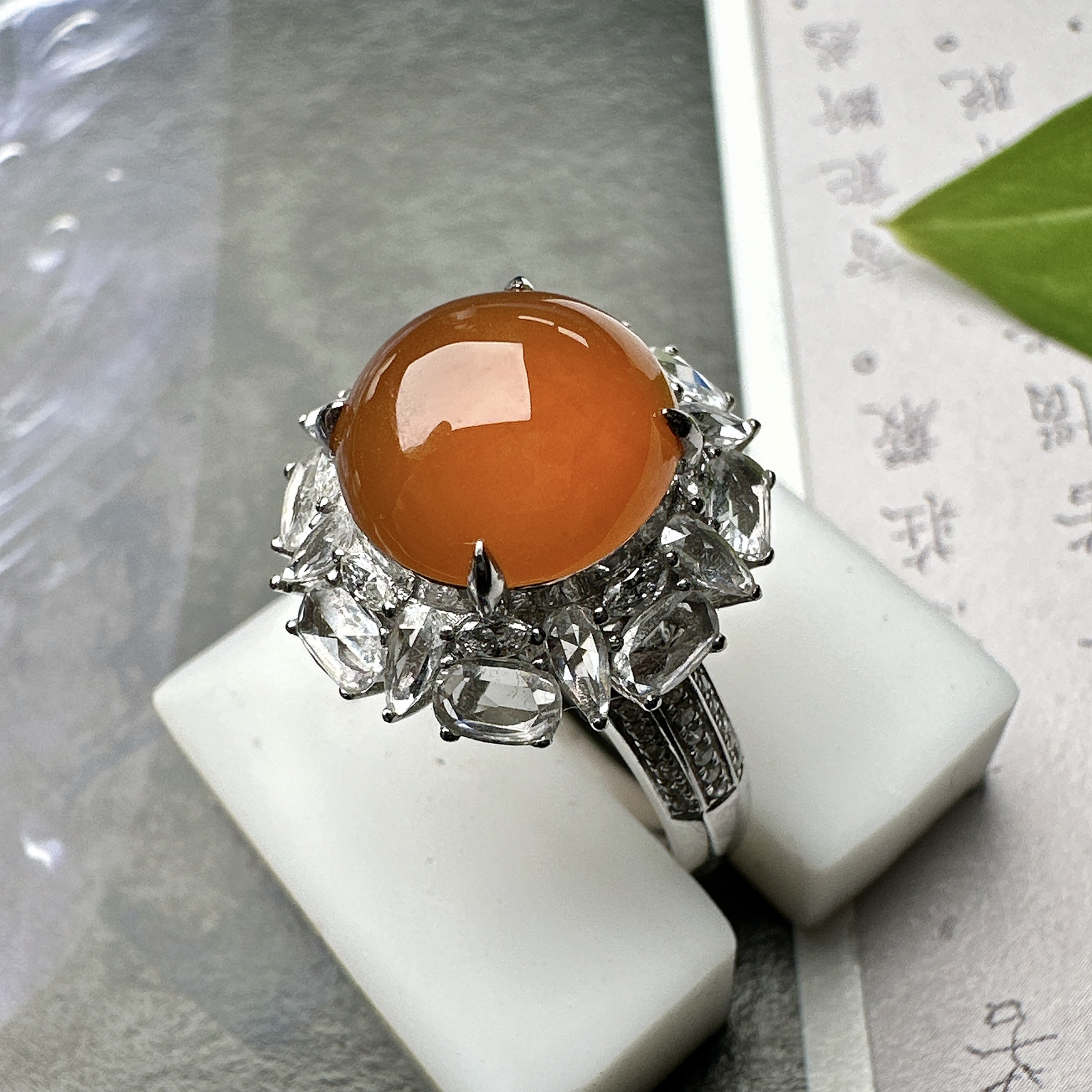 【冰种红黄翡馒头戒指】通透闪亮，起光的料子，厚度很好，18k金钻镶嵌，裸石尺寸10.3*5.2毫米