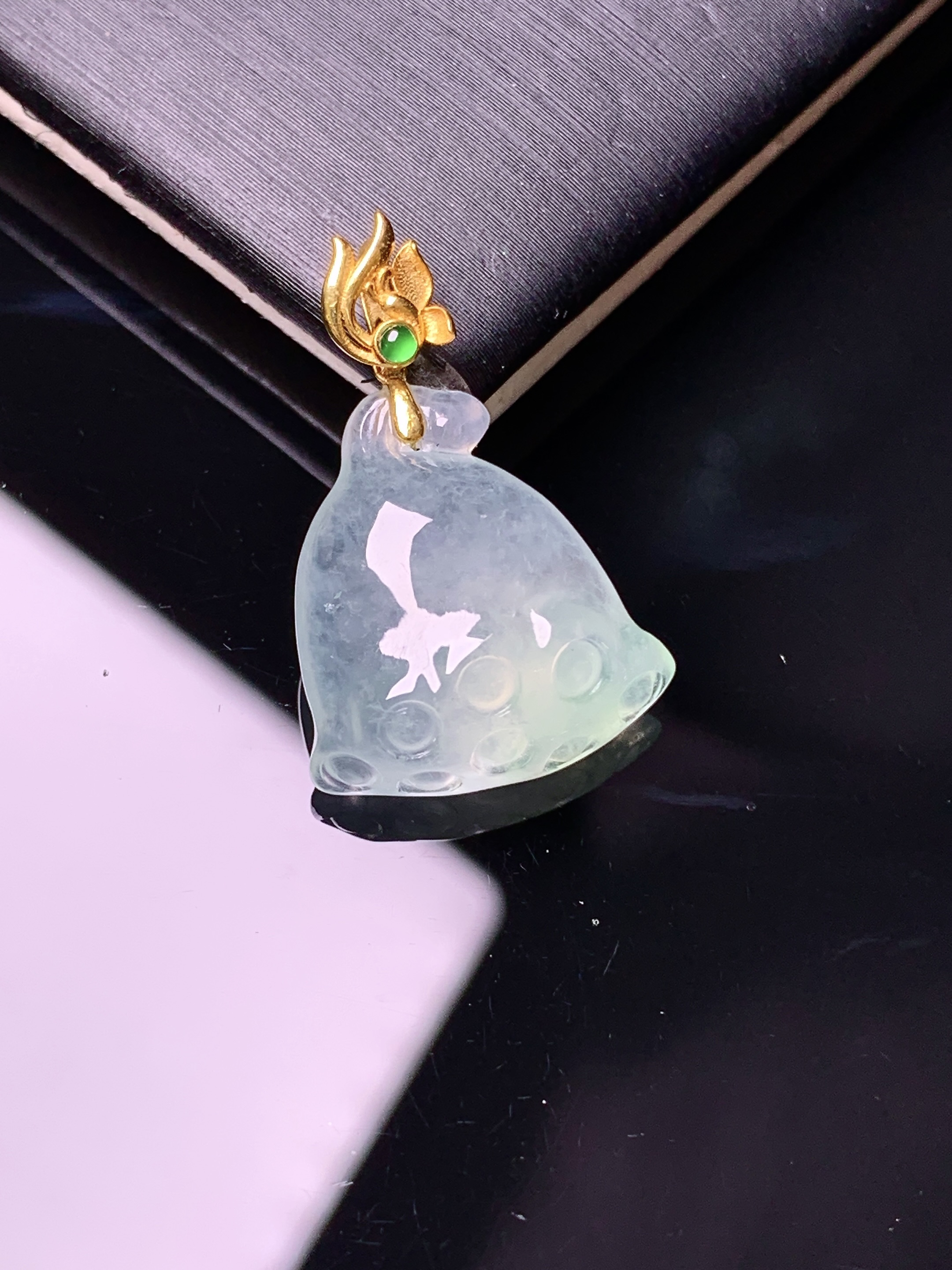 18k金镶嵌冰种莲蓬吊坠 玉质细腻 色泽艳丽清新 水润亮眼 整体尺寸23.8*15.6*6c5