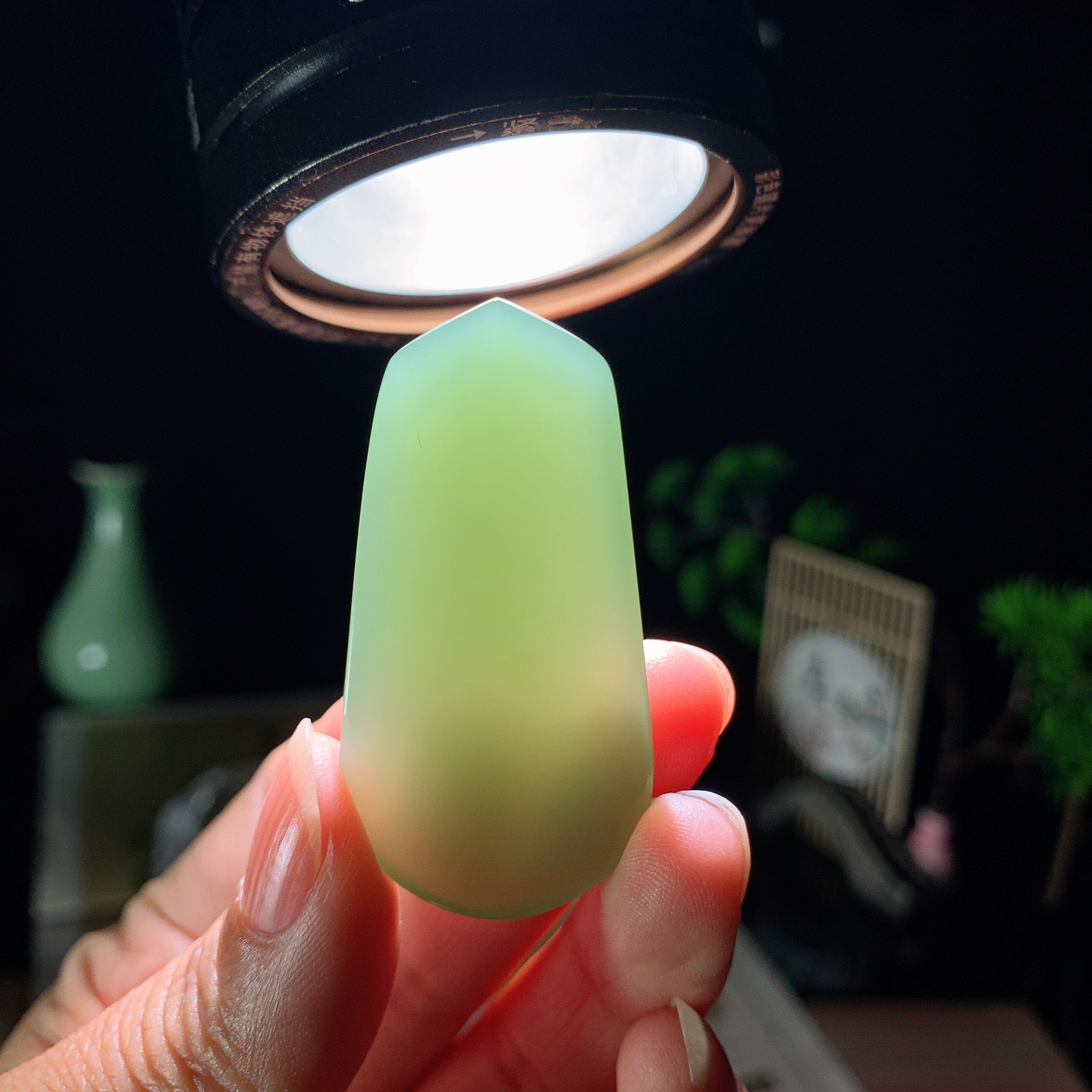 和田玉粉青荧光俄罗斯碧玉平安无事牌挂件 尺寸49/25/9重19克 玉质细腻油润 底色纯净 脂粉好，品质好。lt260407