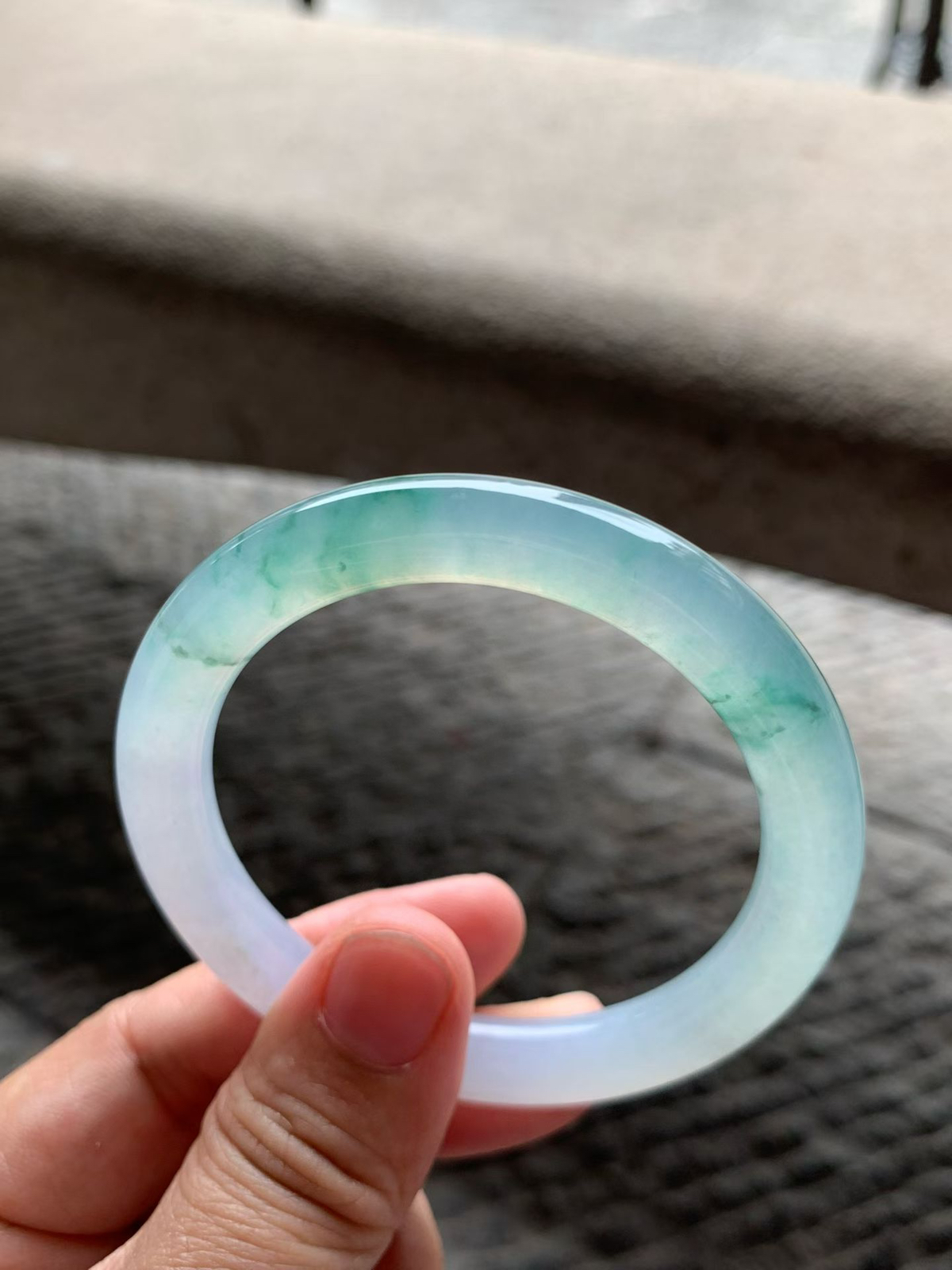 飘芙蓉绿花圆条手镯尺寸54*9*9 老种通透，冰凝透亮，水润胶足，绿花灵动飘逸，上手清新水灵！