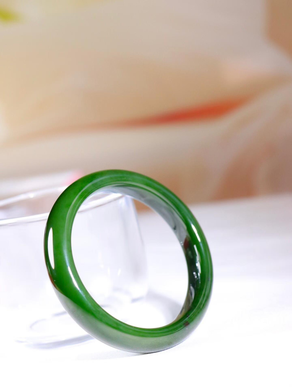 【腕间柔情】

和田玉碧玉菠菜绿手镯，俄料七号矿 红皮老料，玉质温润细腻 油性十足，色泽匀称，️款式精美时尚，佩戴美观惹眼，美自天成，婉约之美，举手投足间透出那份低调奢华。

重45克 圈口53mm尺寸53-11.8-8.5mm O18823207130