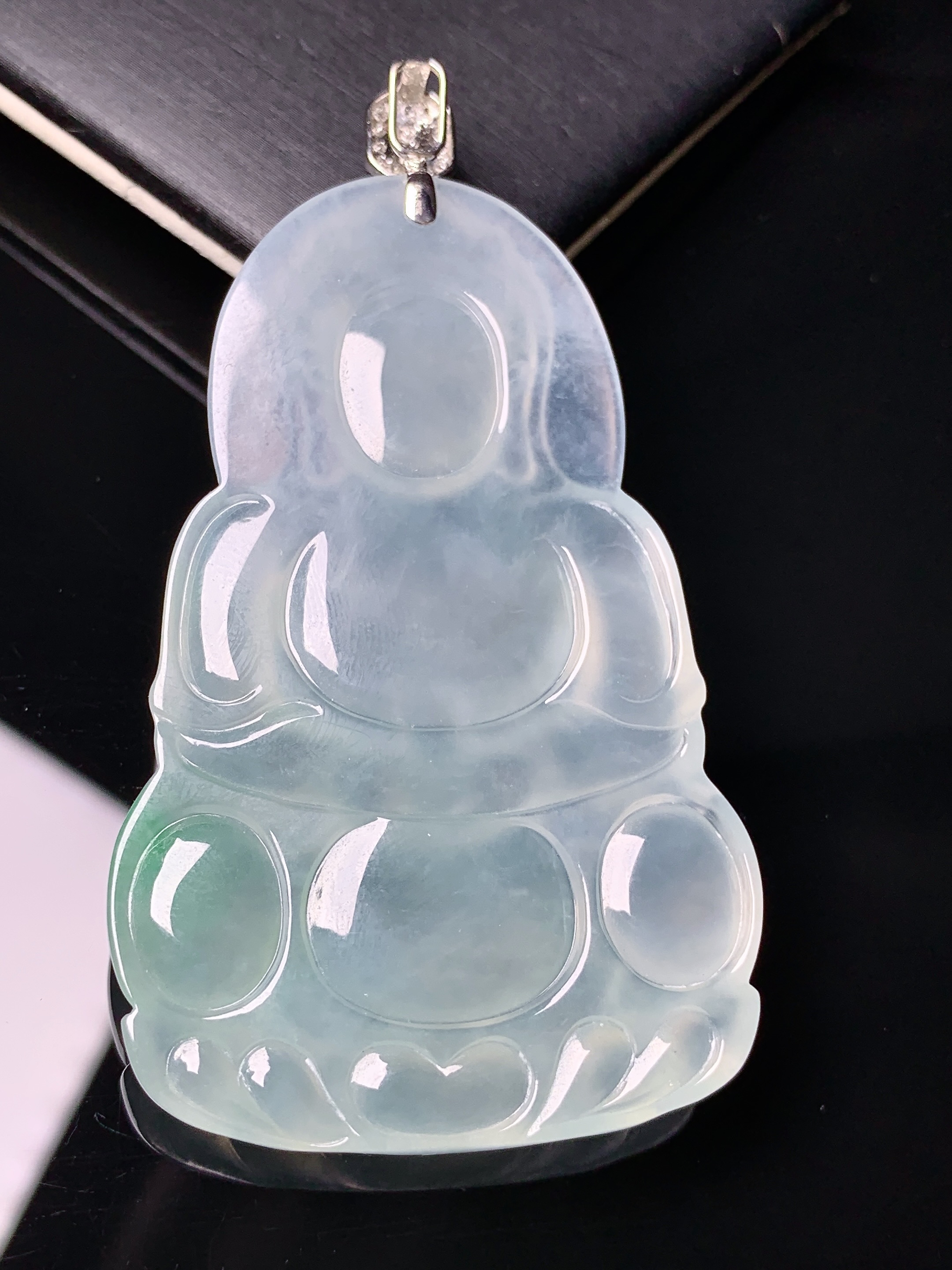 18k金钻镶嵌冰种飘绿观音菩萨吊坠 玉质细腻 色泽艳丽清新 水润亮眼 整体尺寸66.8*37.2*5.8a5