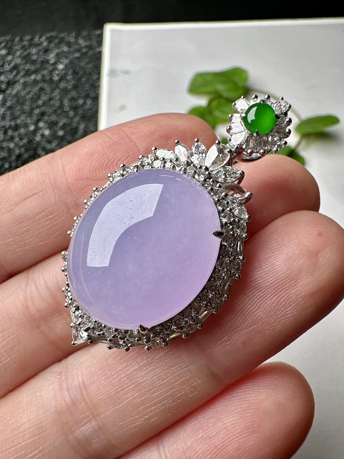 【冰种粉紫蛋面吊坠】质地细腻，饱满度很好，晶莹剔透，18k金钻镶嵌，裸石尺寸20.3*17.1*6.8毫米