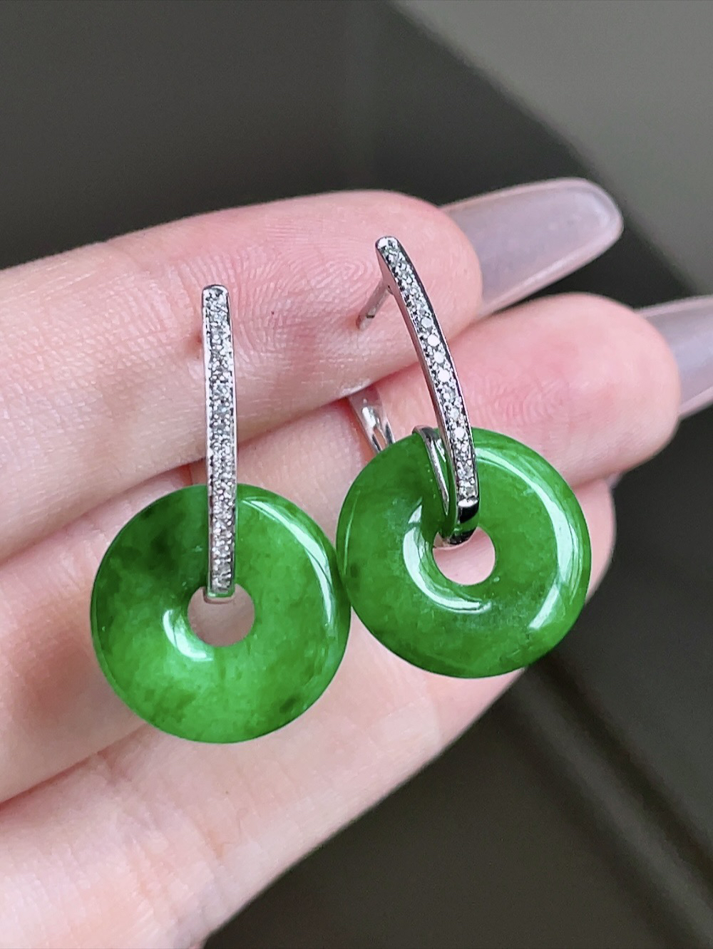 ️ 满绿甜甜圈耳坠 
色泽浓郁 种老水润 18k金镶嵌
尺寸25.5/15.6/2.8