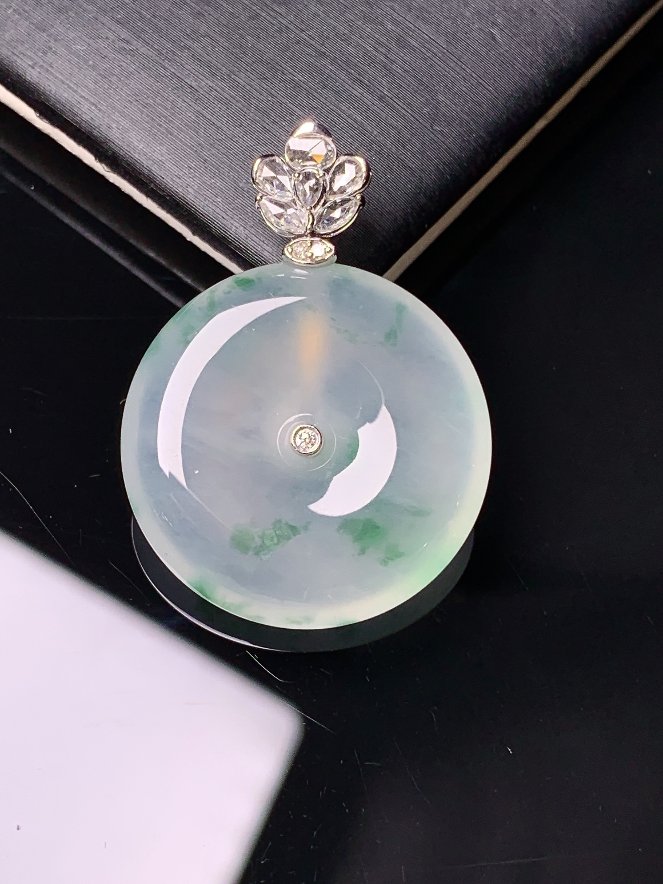 18k金钻镶嵌冰种平安扣吊坠 玉质细腻 色泽艳丽清新 水润亮眼 整体尺寸30.8*22.5*5.3c1