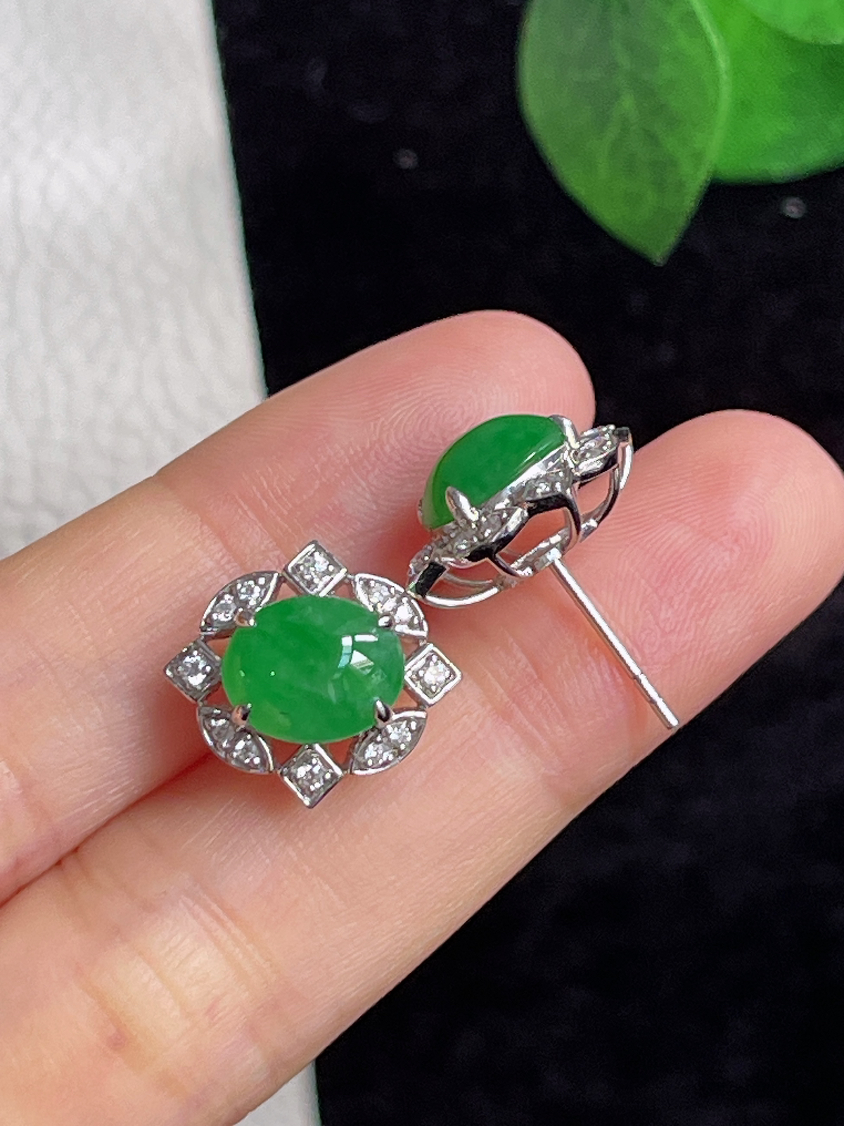 18k金翡翠冰糯满绿耳钉