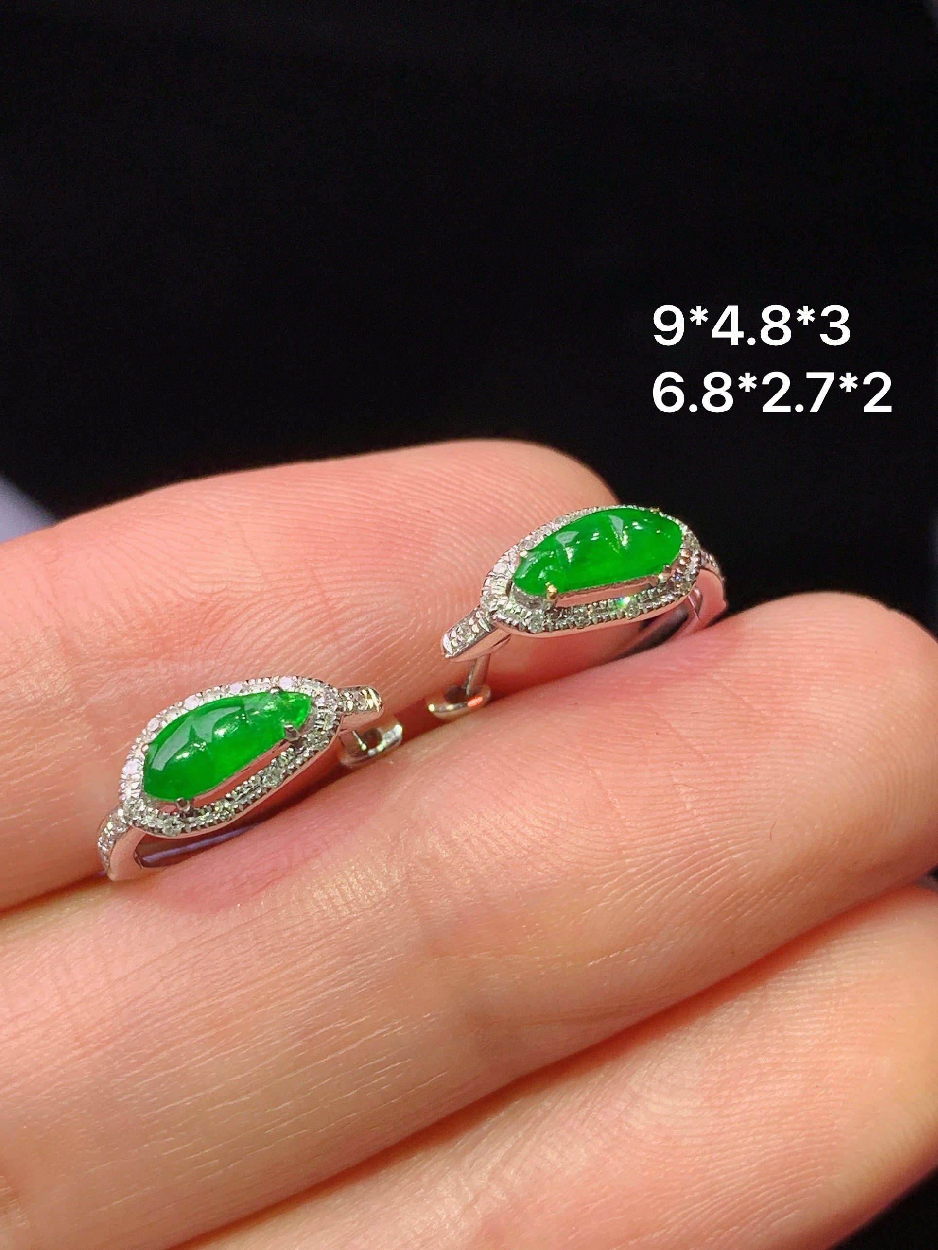 18k金钻镶嵌满绿四季豆耳钉 玉质细腻 色泽艳丽清新 水润亮眼 整体尺寸9*4.8*3c5