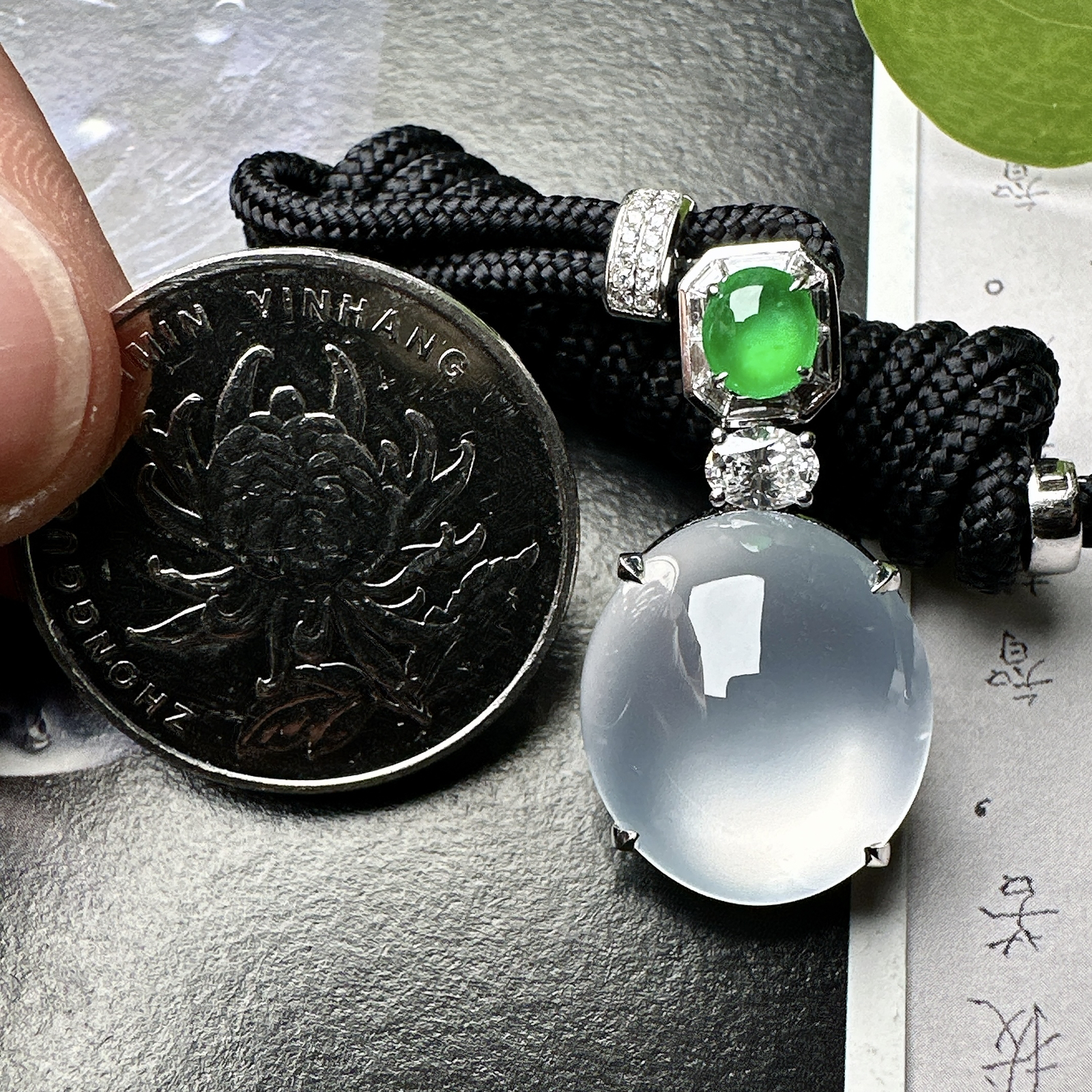 【玻璃蛋面吊坠】质地细腻清爽，玻璃色泽，荧光感强烈，18K金钻镶嵌，裸石尺寸16.7*15*7毫米