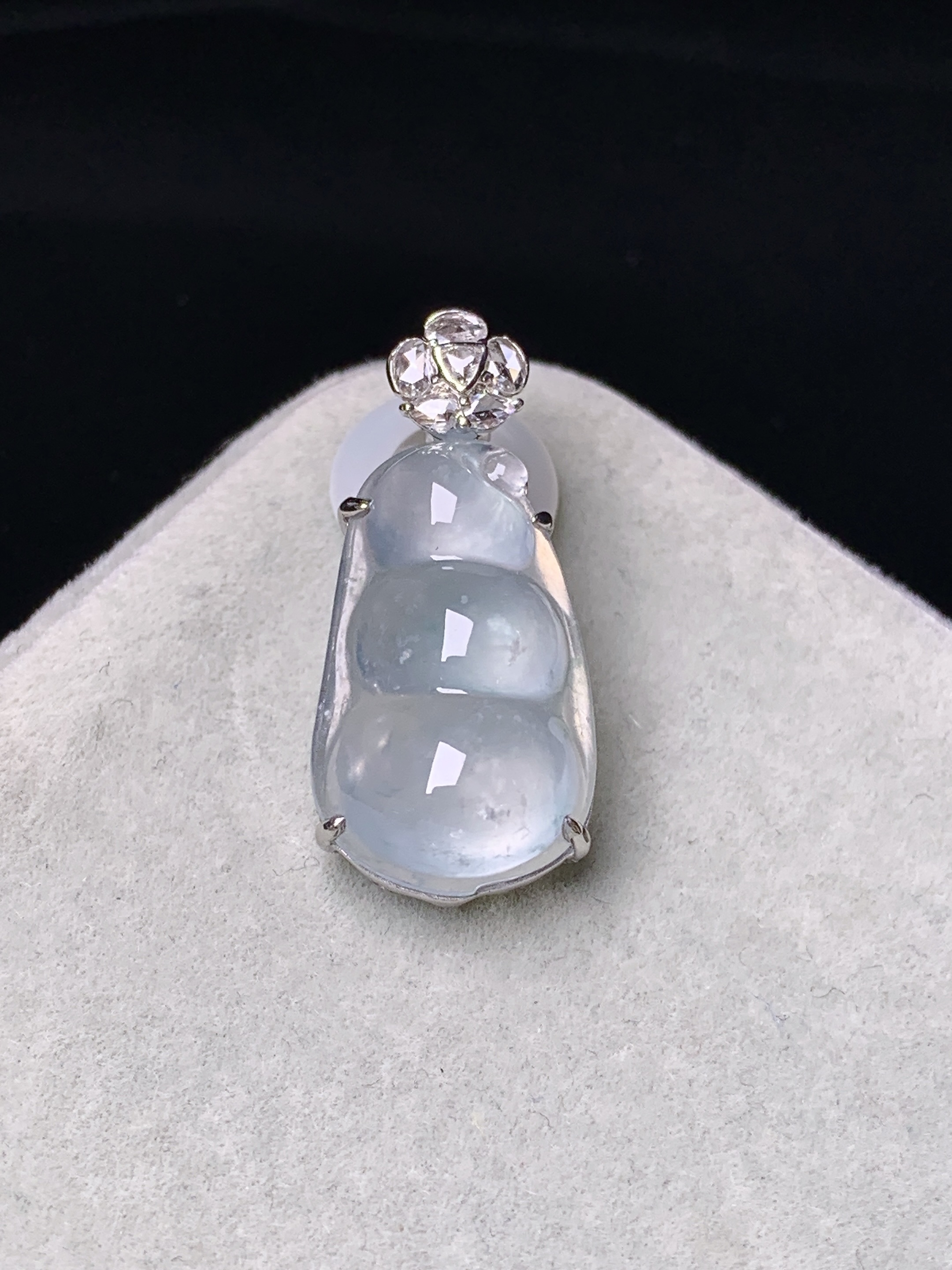 18k金钻镶嵌冰种四季豆吊坠 玉质细腻 色泽艳丽清新 水润亮眼 整体尺寸25*11.5*8c1