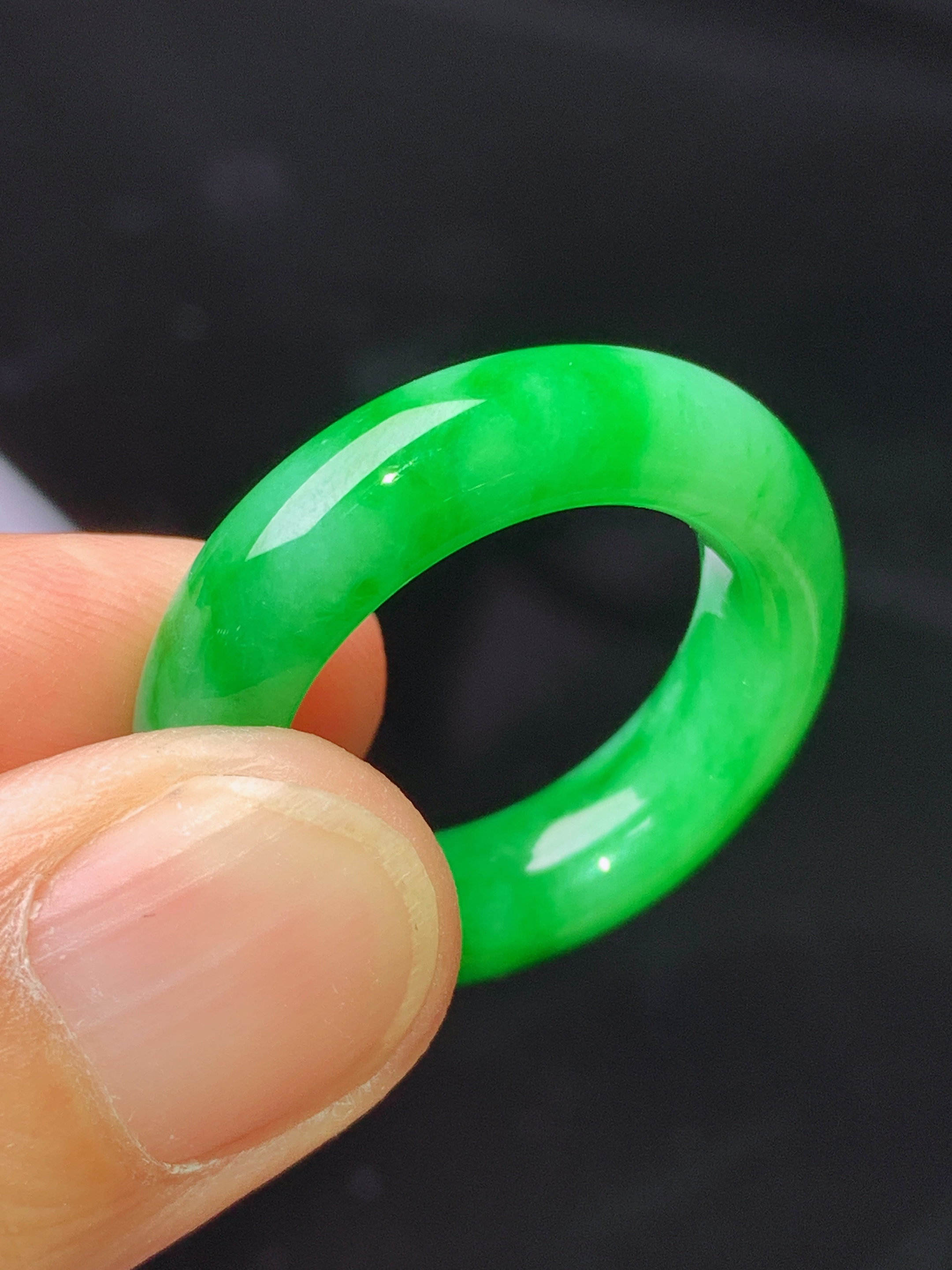 满绿指环吊坠 玉质细腻 色泽艳丽清新 水润亮眼 圈口15 整体尺寸26.3*5.6x1