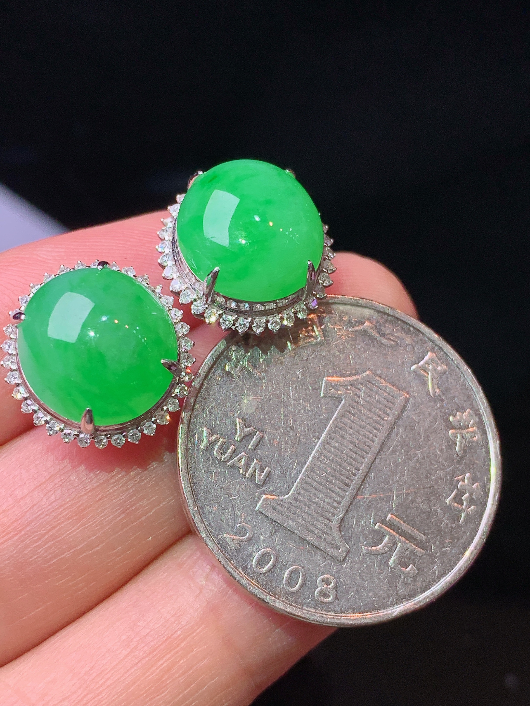 18k金钻镶嵌翠绿蛋面耳钉 玉质细腻 色泽艳丽清新 水润亮眼 整体尺寸14.3*13.5*8.5L2