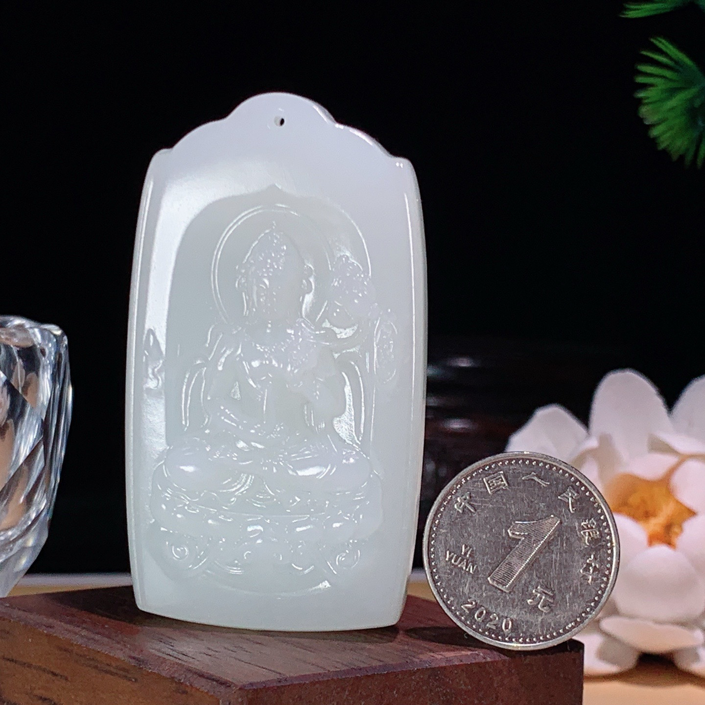 新疆和田玉羊脂白玉座莲挂件。尺寸61/34/12重50.5克 玉质细腻油润 底色纯净 脂粉好，品质好。lt260407