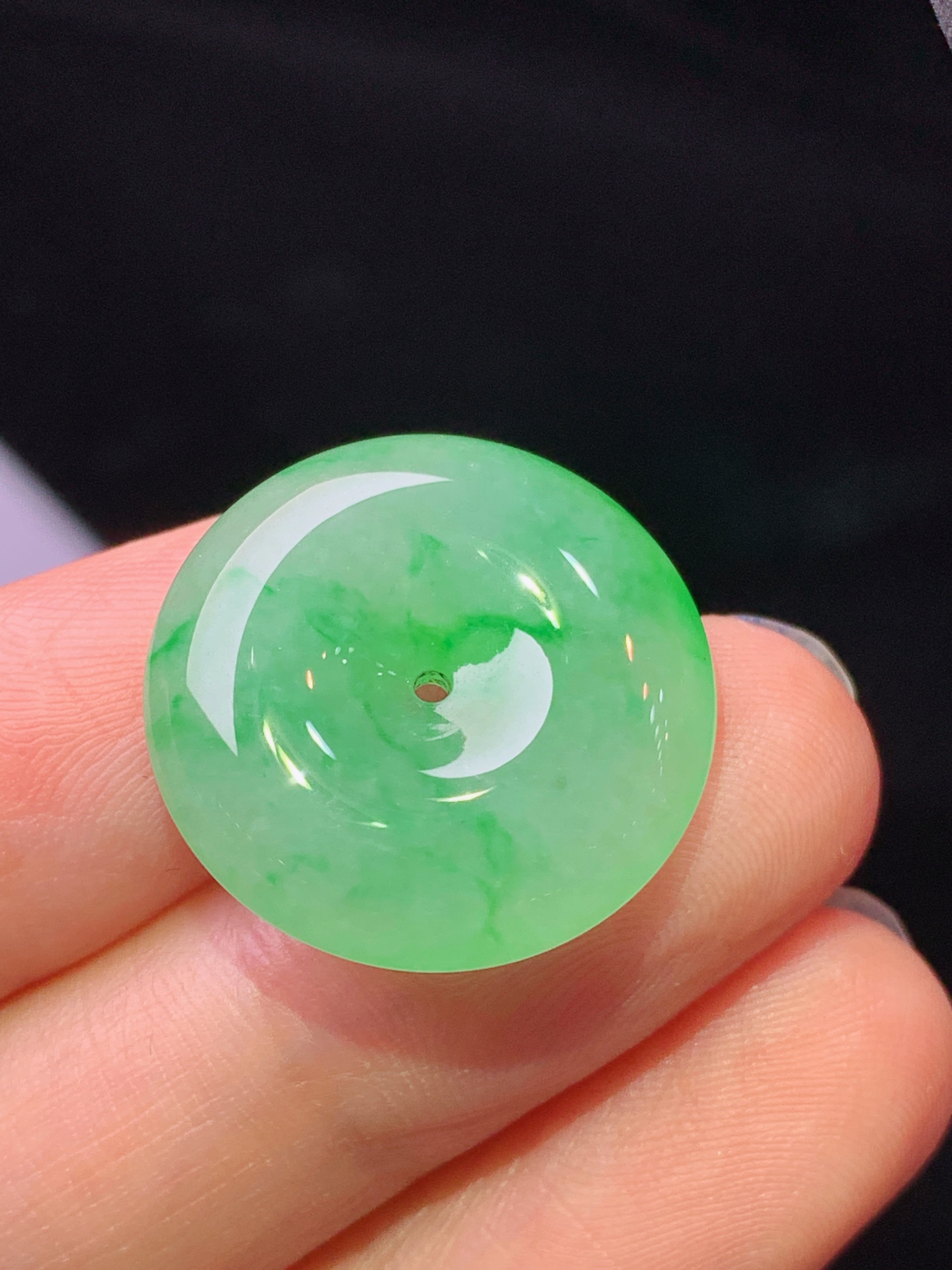 翠绿平安扣吊坠 玉质细腻 色泽艳丽清新 水润亮眼 整体尺寸20.5*6x1