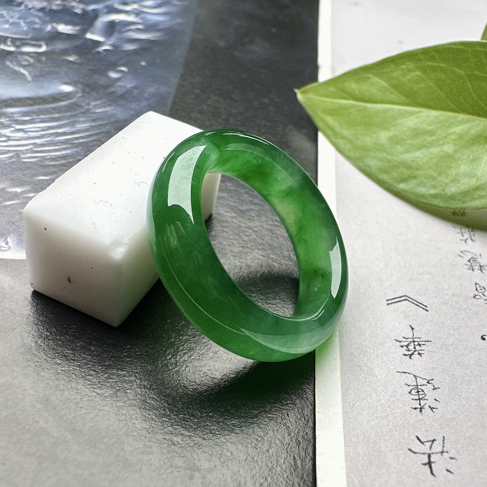 【冰种满绿戒圈】难得的冰润度，难得的好颜色，韵味十足，古色古香。也可吊坠佩戴。