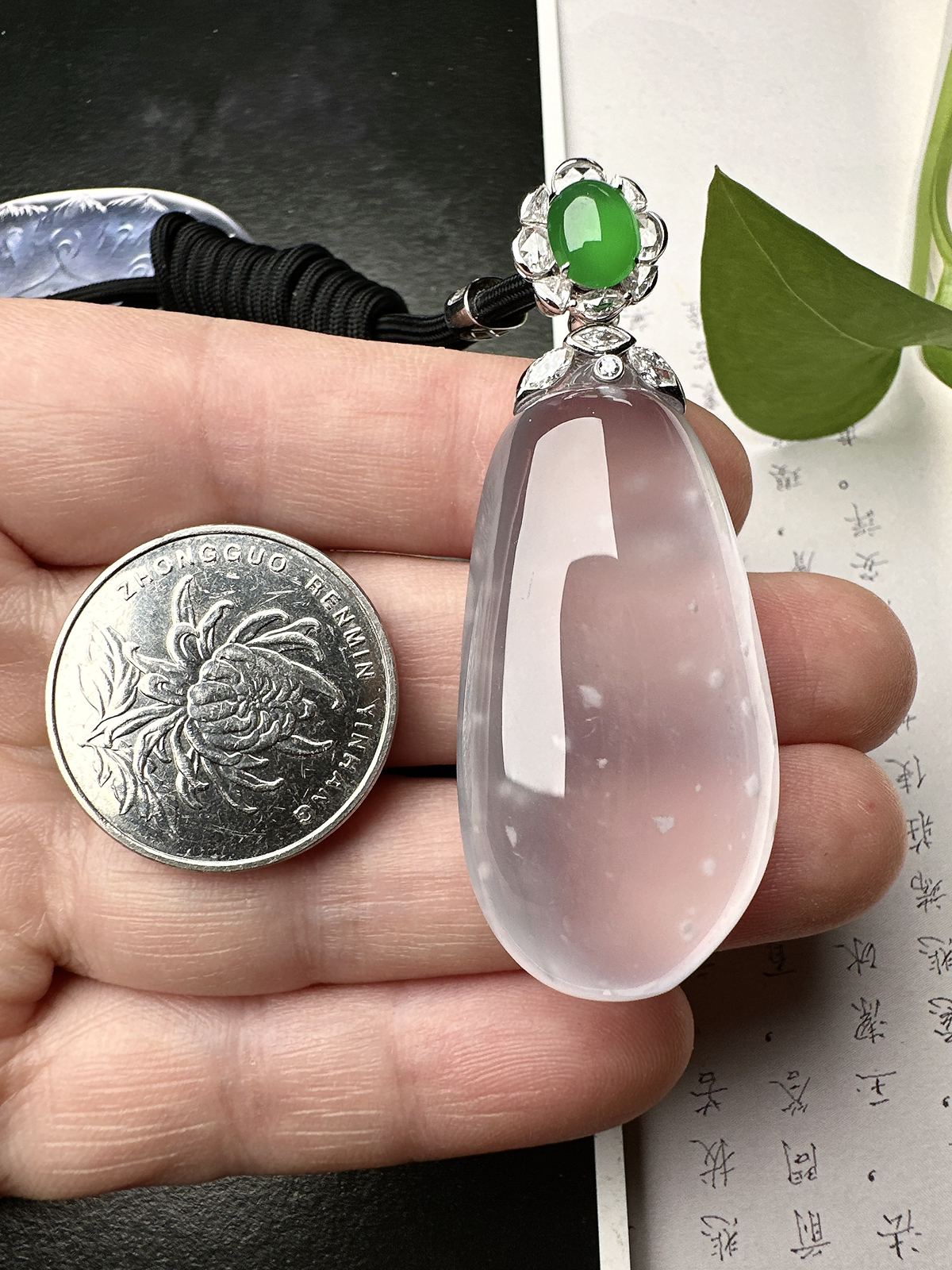 【玻璃种福瓜吊坠】雪花棉老料，种水上乘，晶莹剔透，纯净通透，莹光感很强。收藏品质，18k金钻镶嵌，裸石尺寸46*22.5*10.8毫米