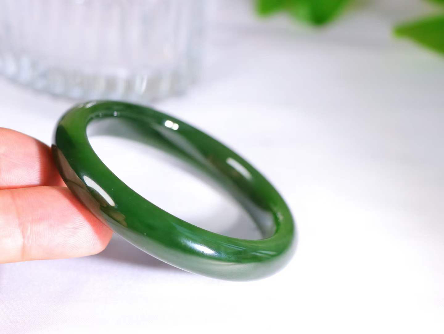 【碧色荡漾】

信誉第一 品质保证️和田玉碧玉菠菜绿手镯，俄料七号矿 红皮老料，玉质温润细腻 油性十足，色泽匀称，️款式精美时尚，佩戴美观惹眼，美自天成，婉约之美，举手投足间透出那份低调奢华。

重43.2克 圈口54mm尺寸54-11.5-8.3mm O18823207130