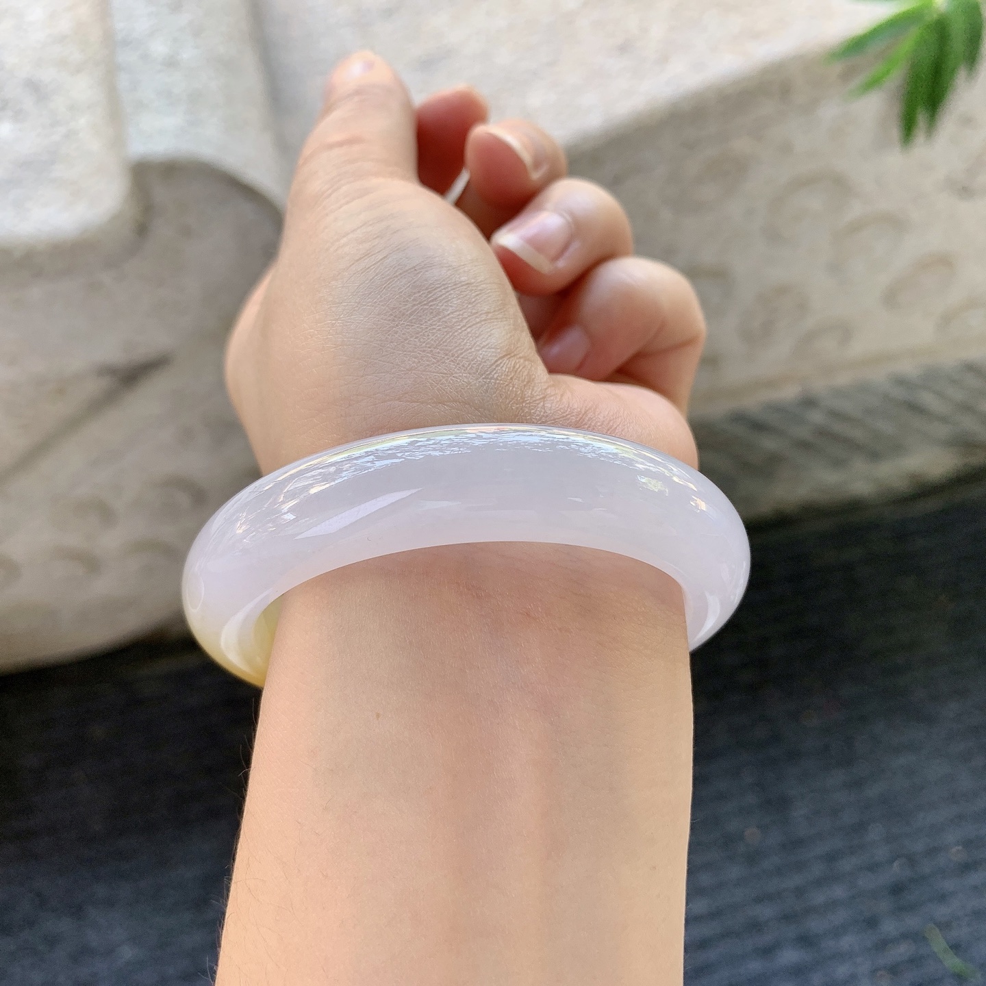 正圈52 53【圈口】53.2/12.3/8.7【】【编码】A1041073【描述】冰糯粉紫飘黄翡，水润，种老，细腻，无纹裂