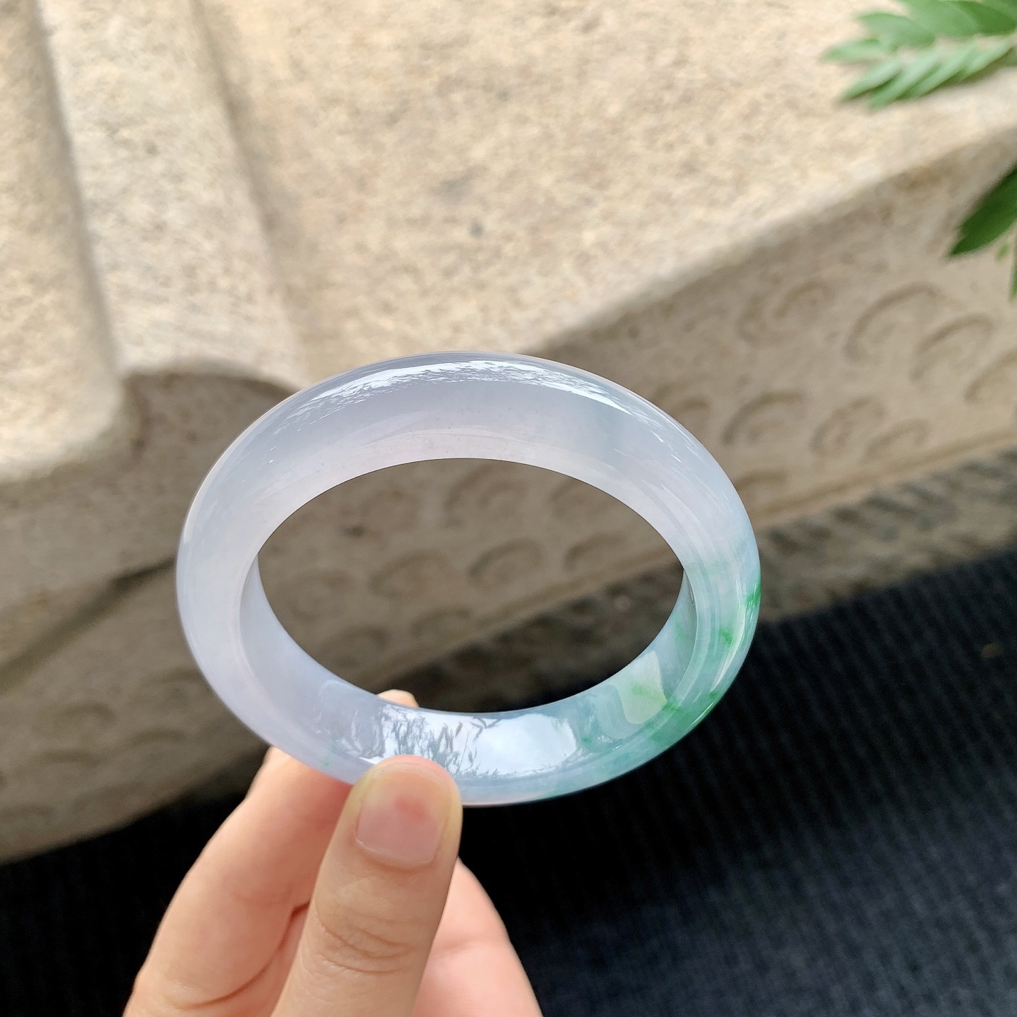 正圈57 58 【圈口】58.5/13.6/9.3 【编码】N2040929 【描述】糯冰椿彩，水润，种老，细腻，无纹裂