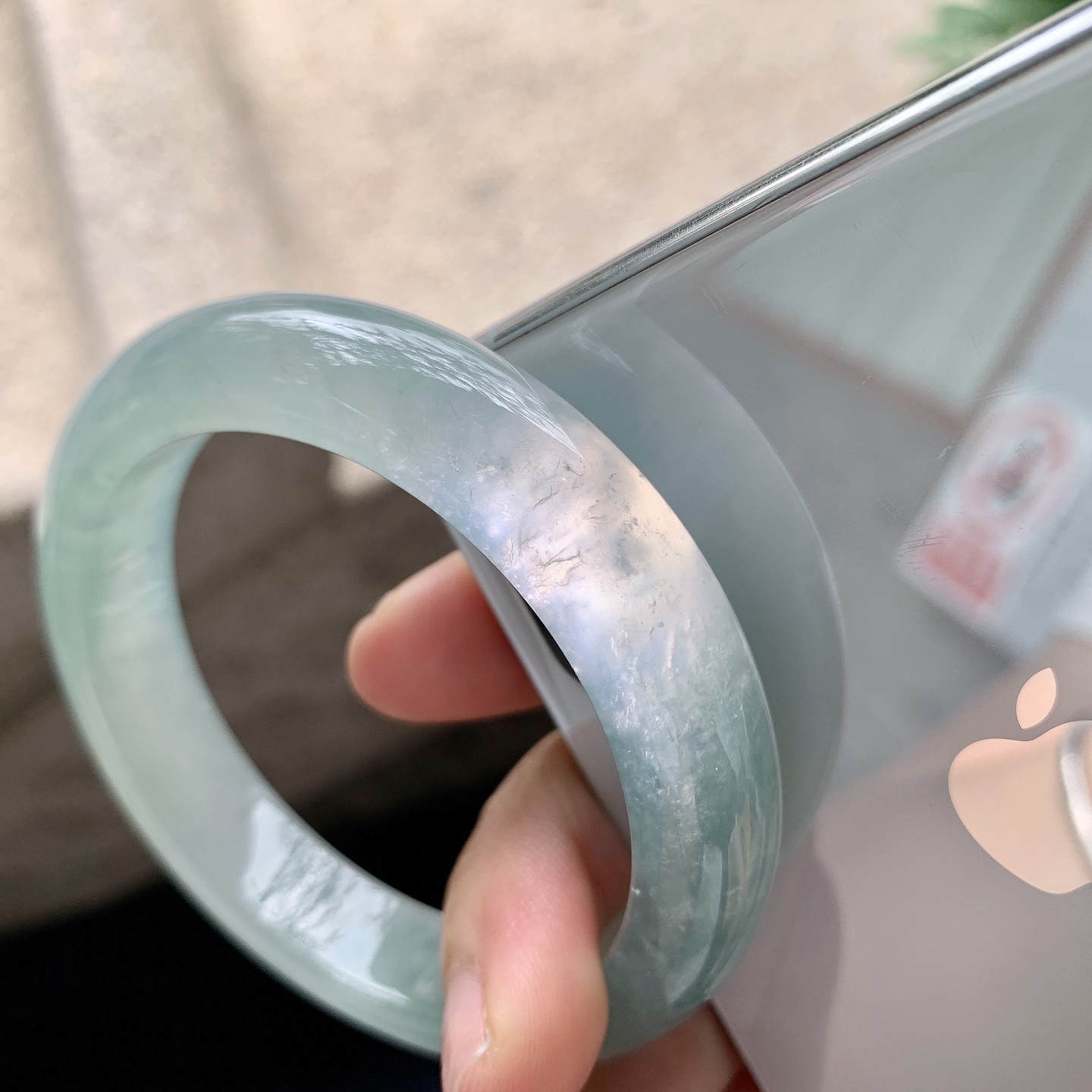 正圈53 54【圈口】54.2/12.2/8.8【编码】C5040939【描述】冰糯晴绿，清透，水润，种老，细腻，打灯有絮线