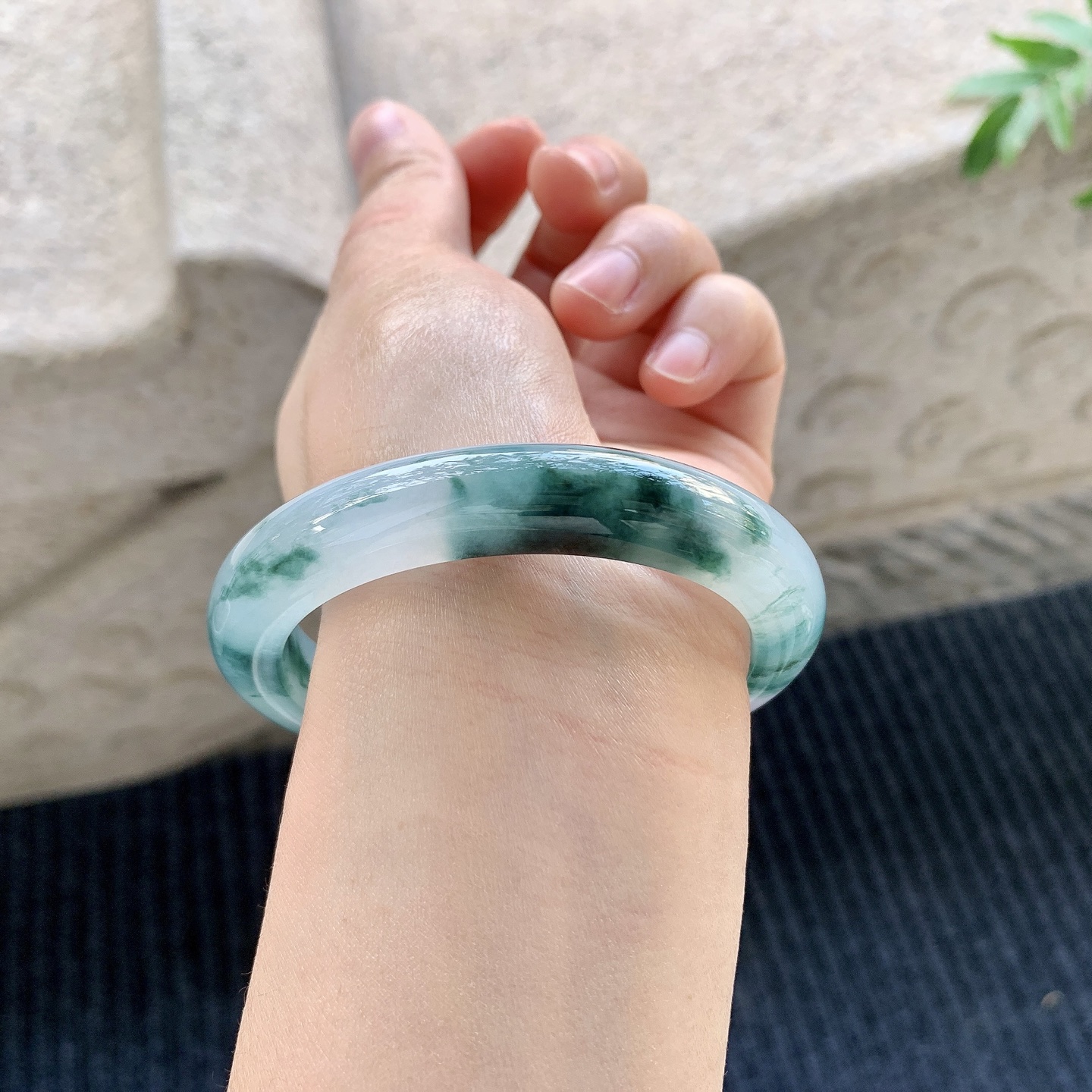 正圈55 56 【圈口】56/10.4/8.8 【编码】BA031360 【描述】冰糯紫罗兰飘花，水润，种老，细腻，打灯有絮线