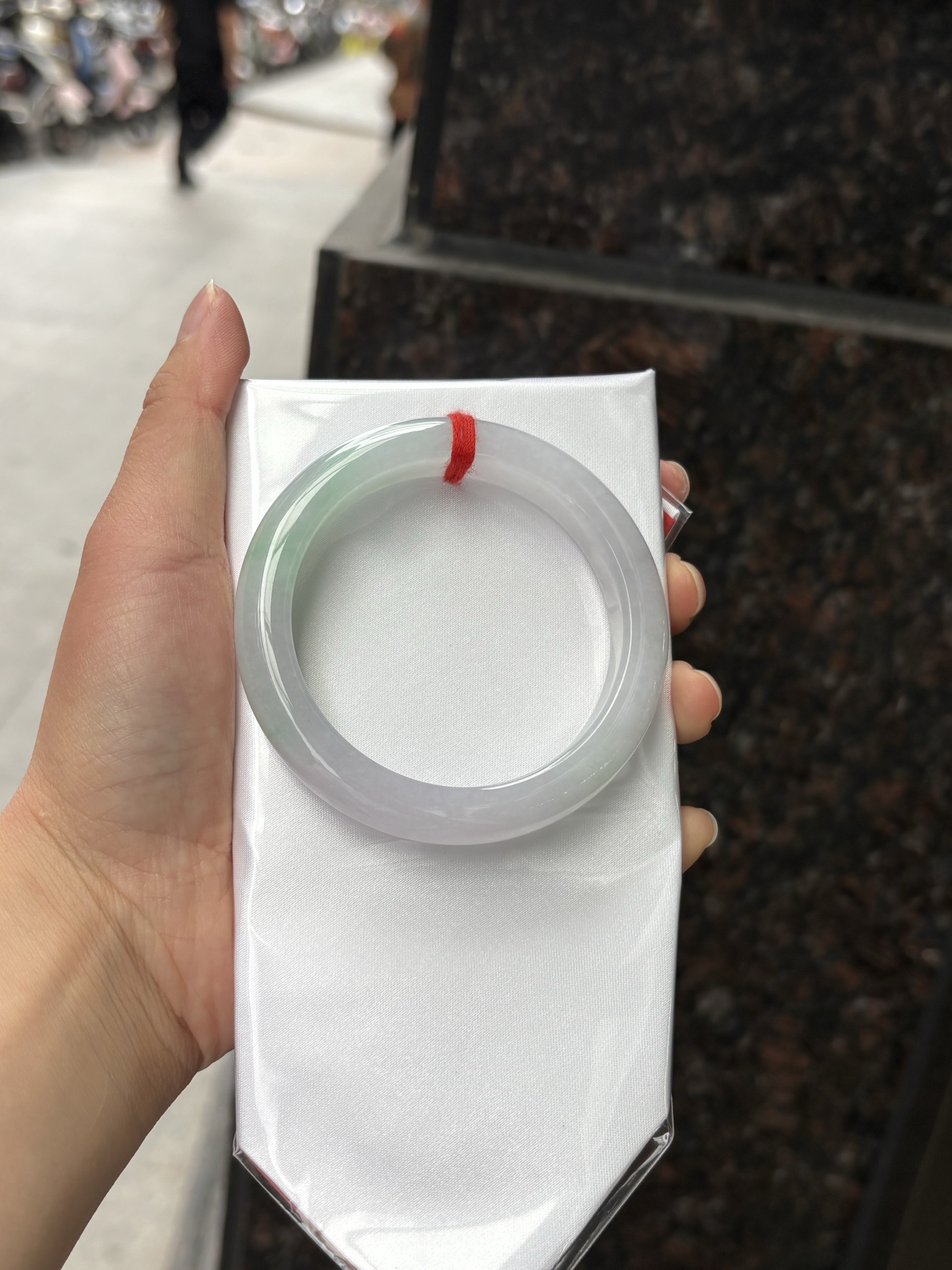 春彩正圈 55.6-11.3-9 0408-N376-2 打灯多处棉纹，底妆干净细腻，阳绿花色碰上梦幻般的春，像是融化了的春天，所有的美好交织在一起，让人心生宁静而淡淡的欢喜