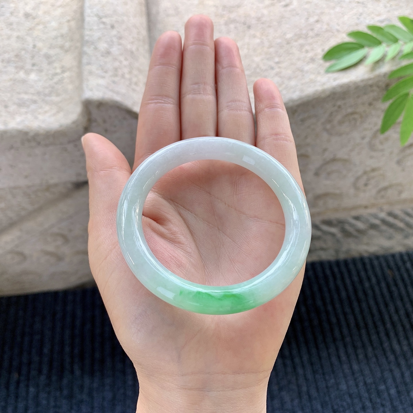 圆条51 52 【圈口】52.2/8.8/9 【编码】FL031260 【描述】飘绿，水润，种老，细腻，打灯有絮线