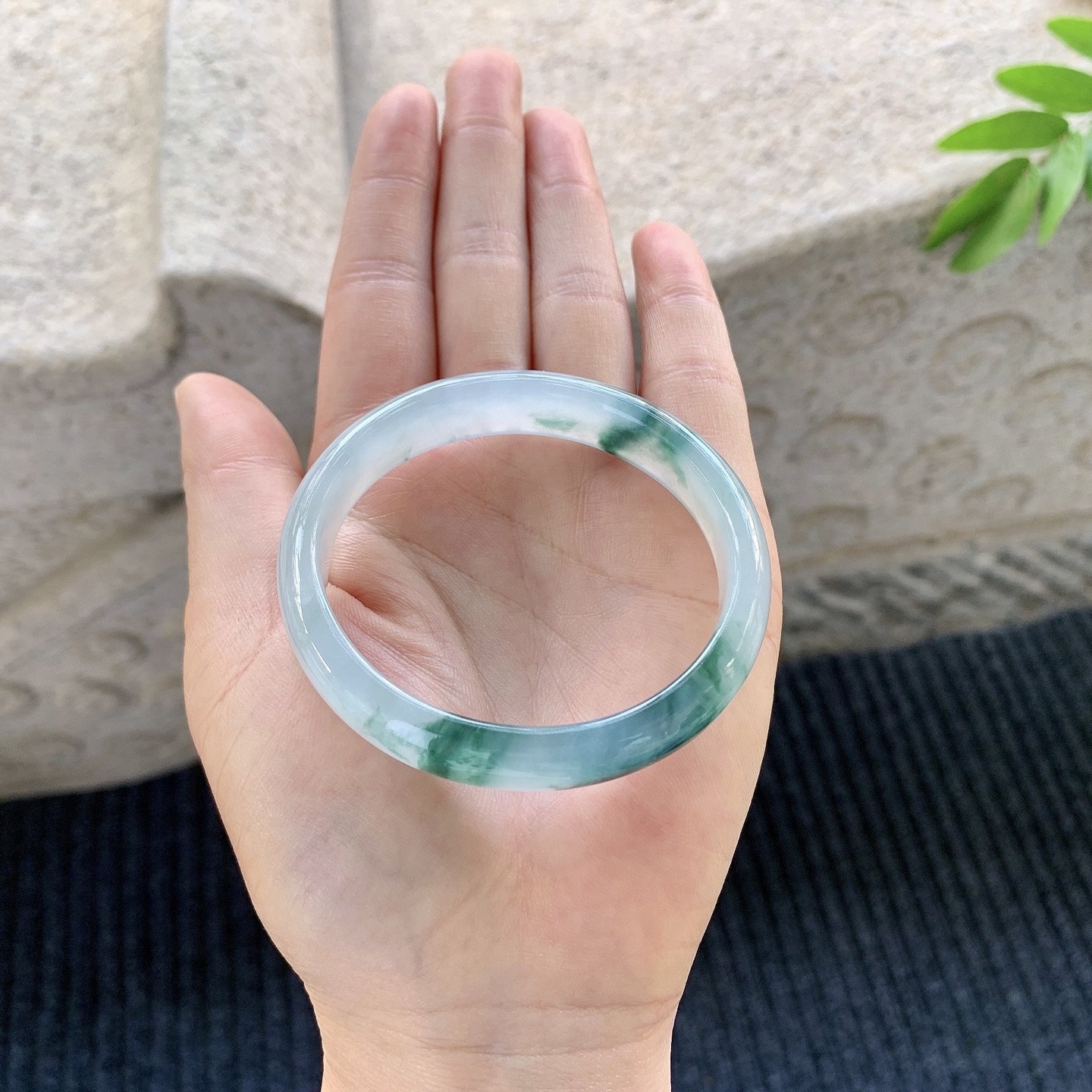 贵妃53 54【圈口】54.4/48.7/12/6.4【编码】A1012057【描述】冰糯飘花，水润，种老，细腻，打灯有絮线