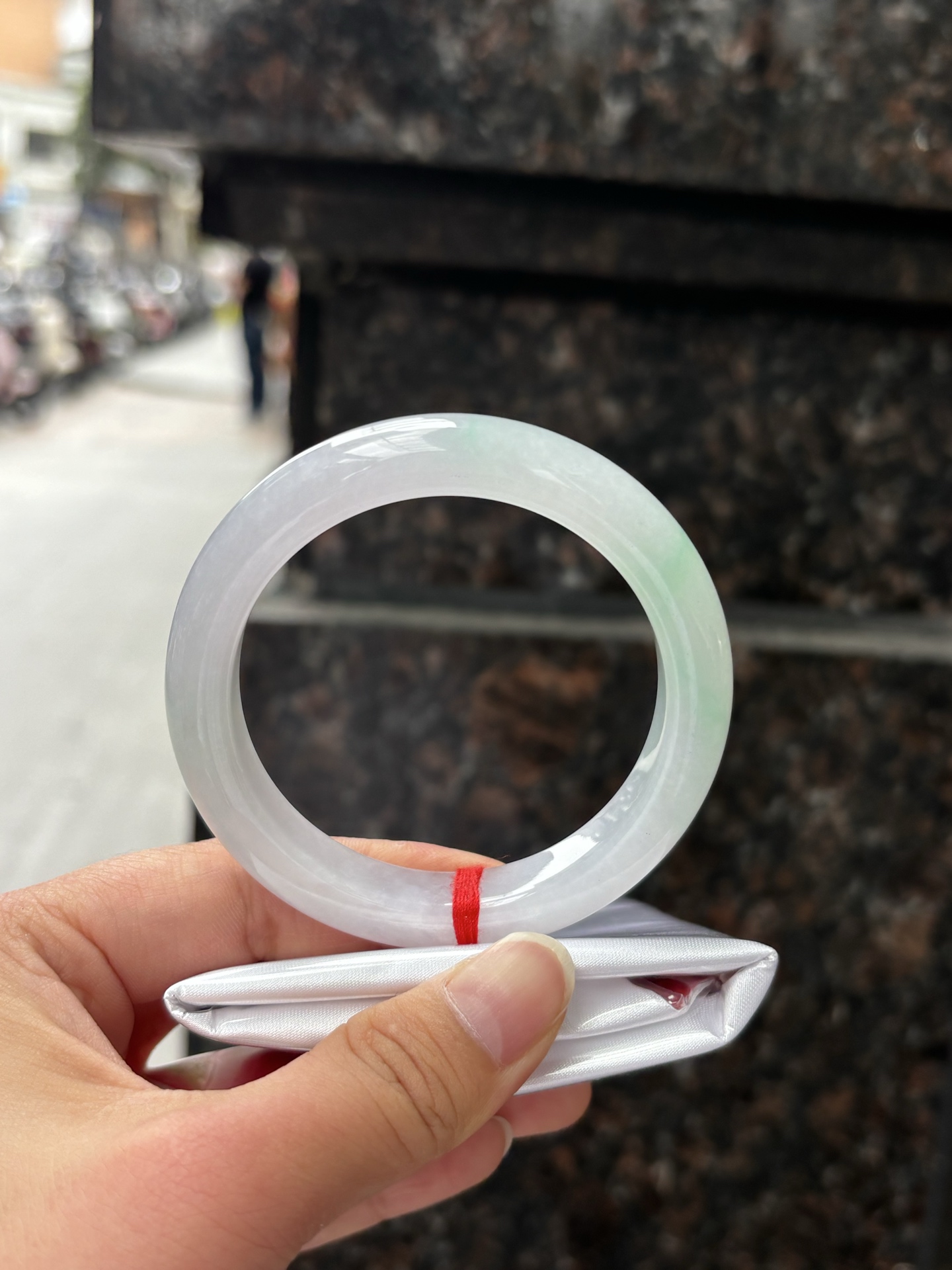 春彩正圈 55.6-11.3-9 0408-N376-2 打灯多处棉纹，底妆干净细腻，阳绿花色碰上梦幻般的春，像是融化了的春天，所有的美好交织在一起，让人心生宁静而淡淡的欢喜