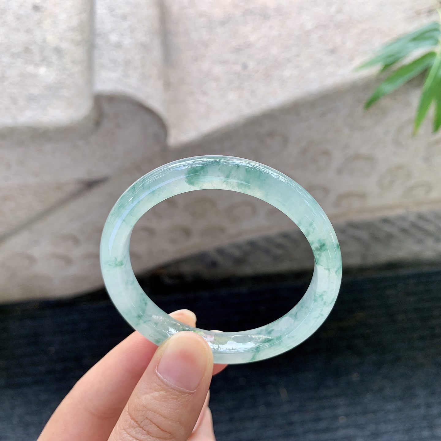 正圈48 49 【圈口】49.3/8.8/6.3 【编码】T1012051 【描述】冰飘花，清透，水润，种老，细腻，打灯有棉纹