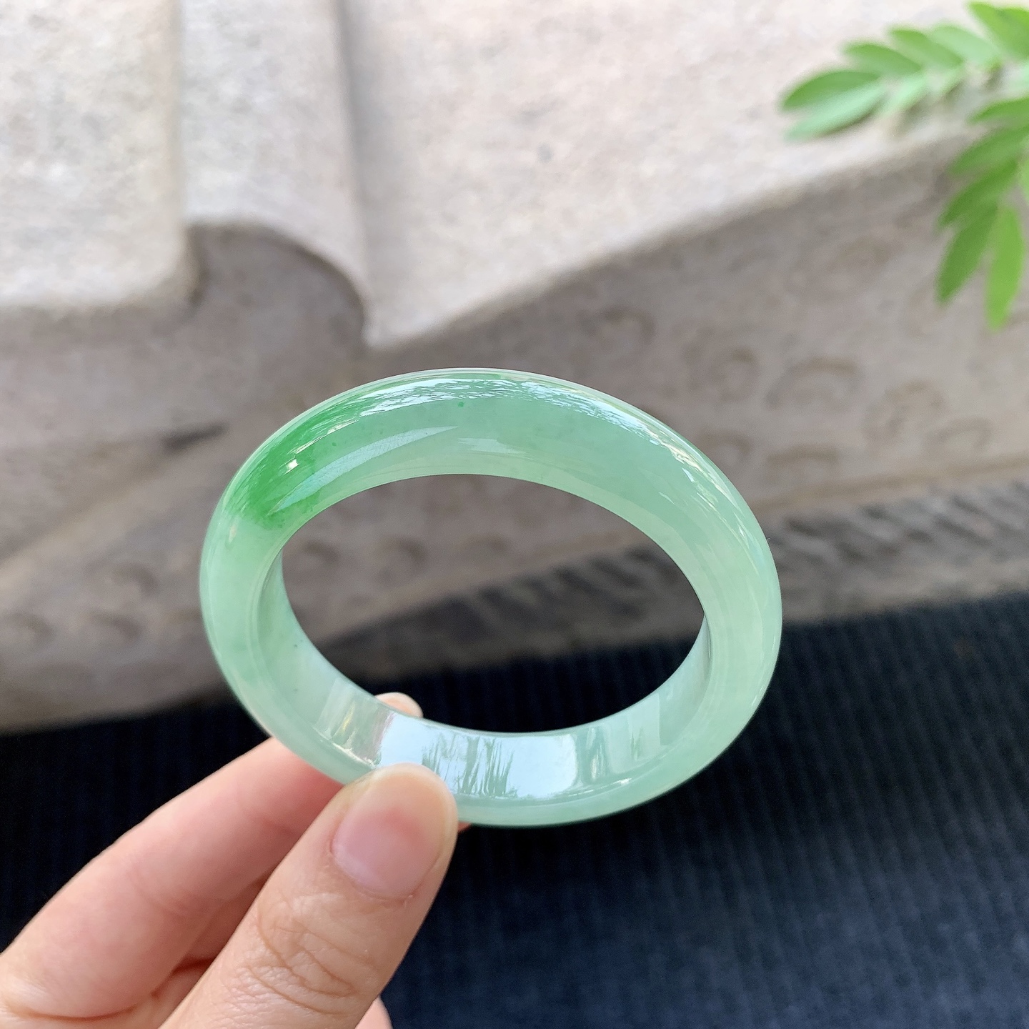 正圈49 50 【圈口】50.3/12.2/8 【编码】YT033059 【描述】糯冰飘绿，水润，种老，细腻，打灯有絮线