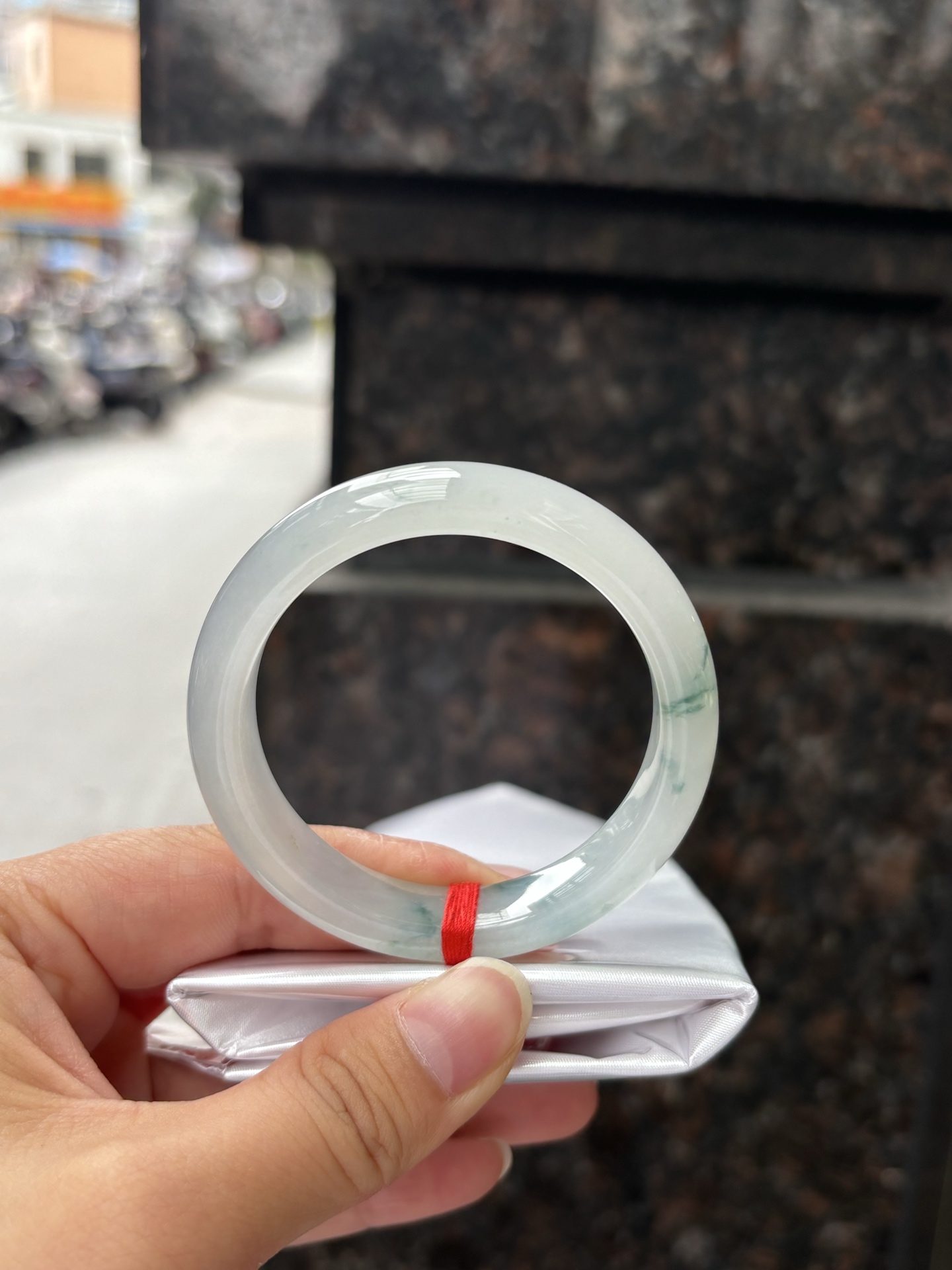 冰飘花正圈 50.2-11.5-7.8 0408-2A91 打灯棉线，底妆水润细腻，冰底中开出了朵朵兰花，飘花灵动飘逸，勾勒出一幅唯美诗意的山水意境画，古典优雅又秀气