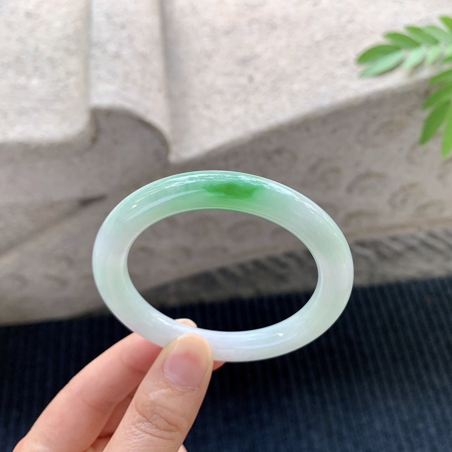 圆条51 52 【圈口】52.2/8.8/9 【编码】FL031260 【描述】飘绿，水润，种老，细腻，打灯有絮线