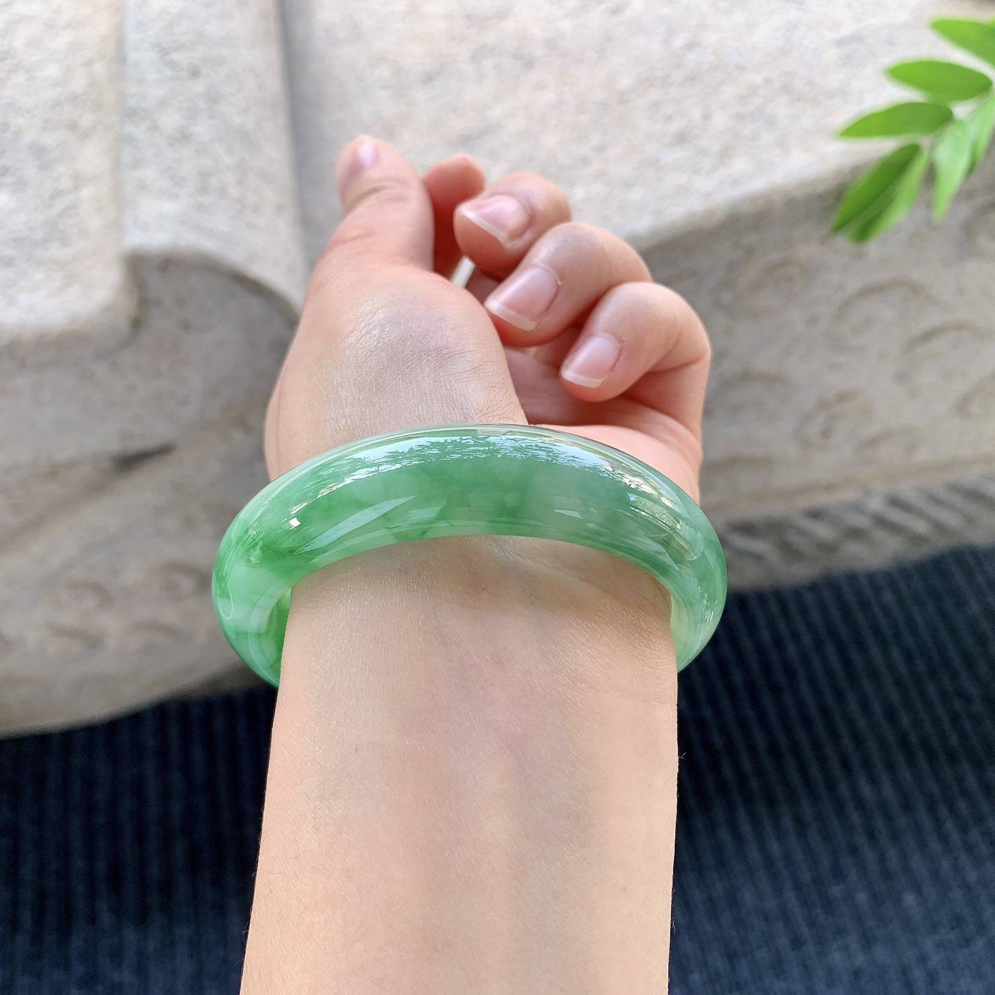 贵妃53 54【圈口】54.5/47.8/14.8/7.8【编码】A1010960【描述】辣绿，水润，种老，细腻，打灯有絮线