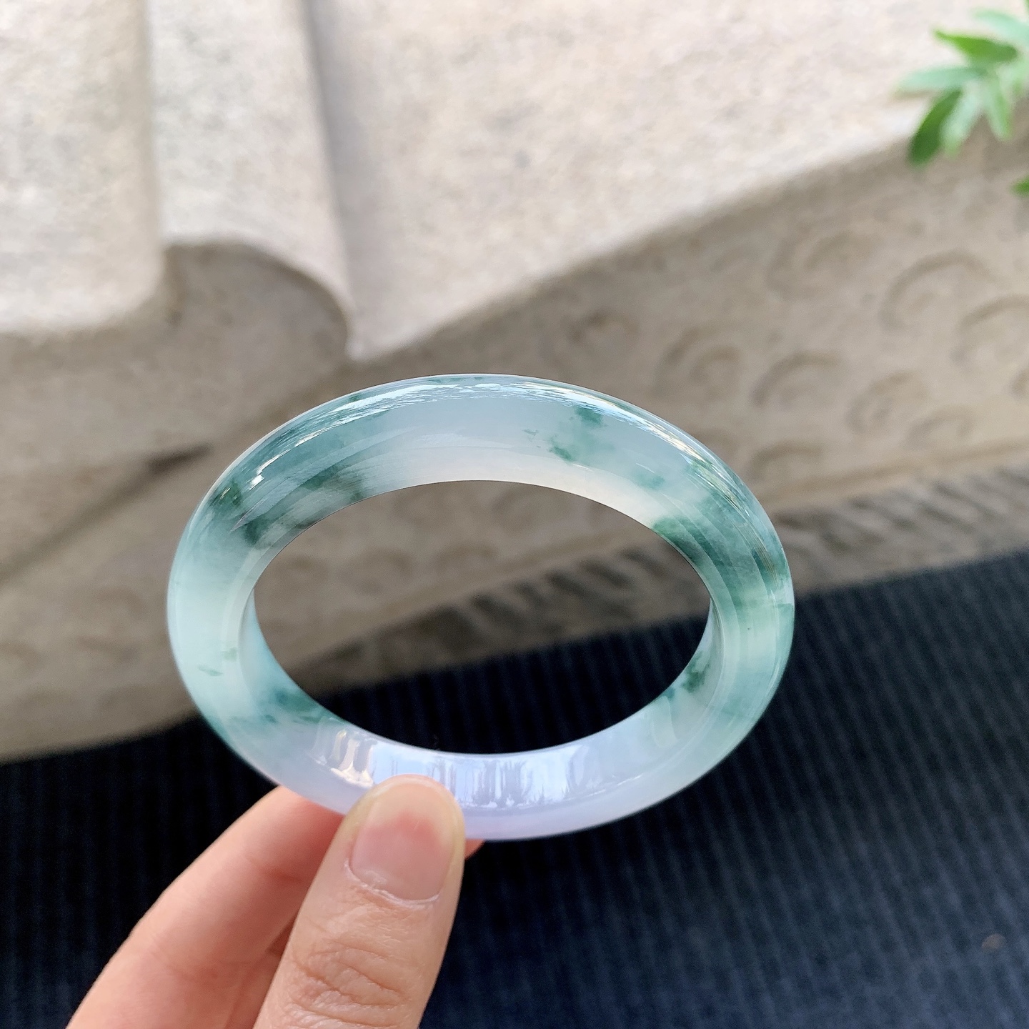 正圈55 56 【圈口】56/10.4/8.8 【编码】BA031360 【描述】冰糯紫罗兰飘花，水润，种老，细腻，打灯有絮线