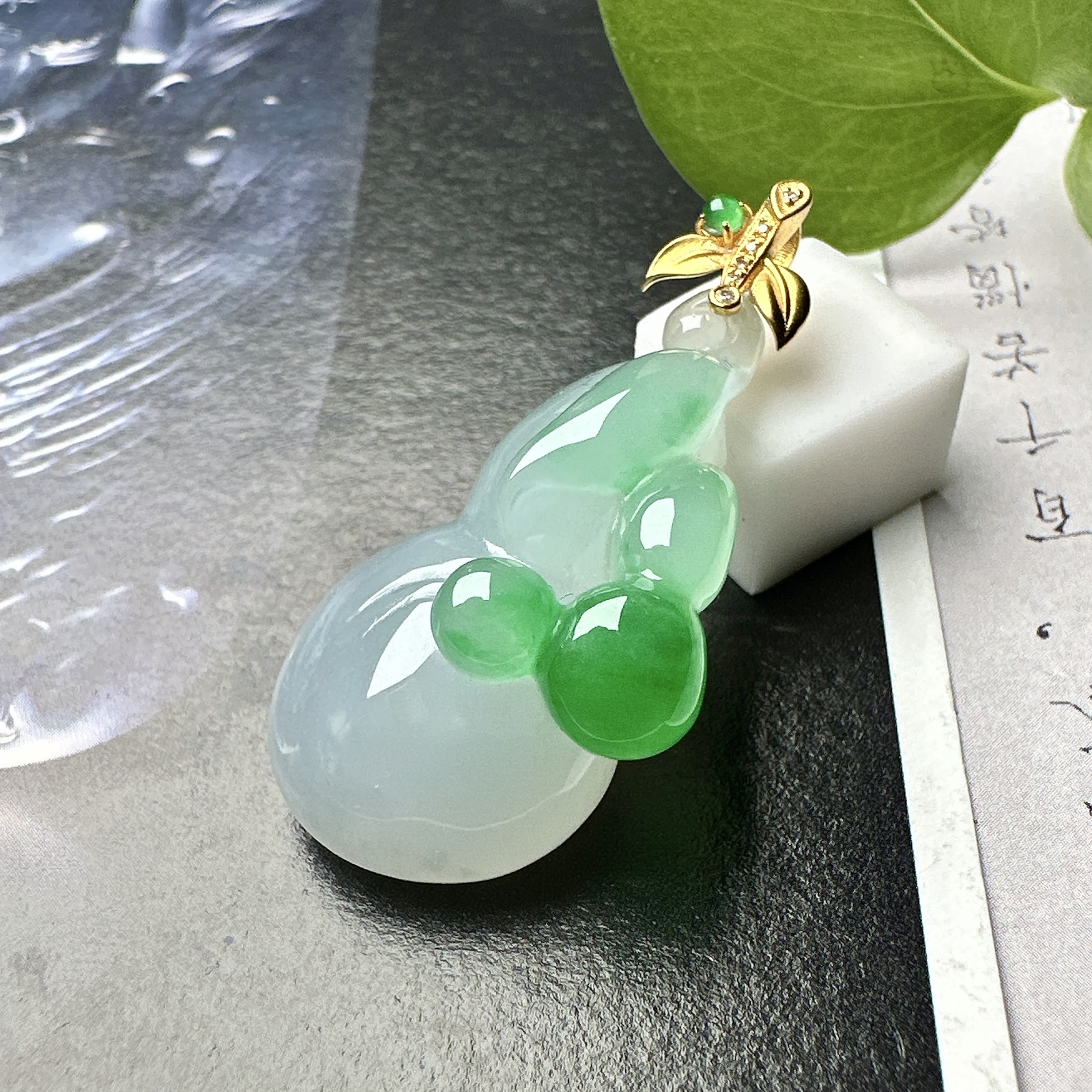 【冰种飘绿葫芦吊坠】质地细腻，随形雕刻，18K金钻镶嵌，裸石尺寸29.5*18.5*12.7毫米