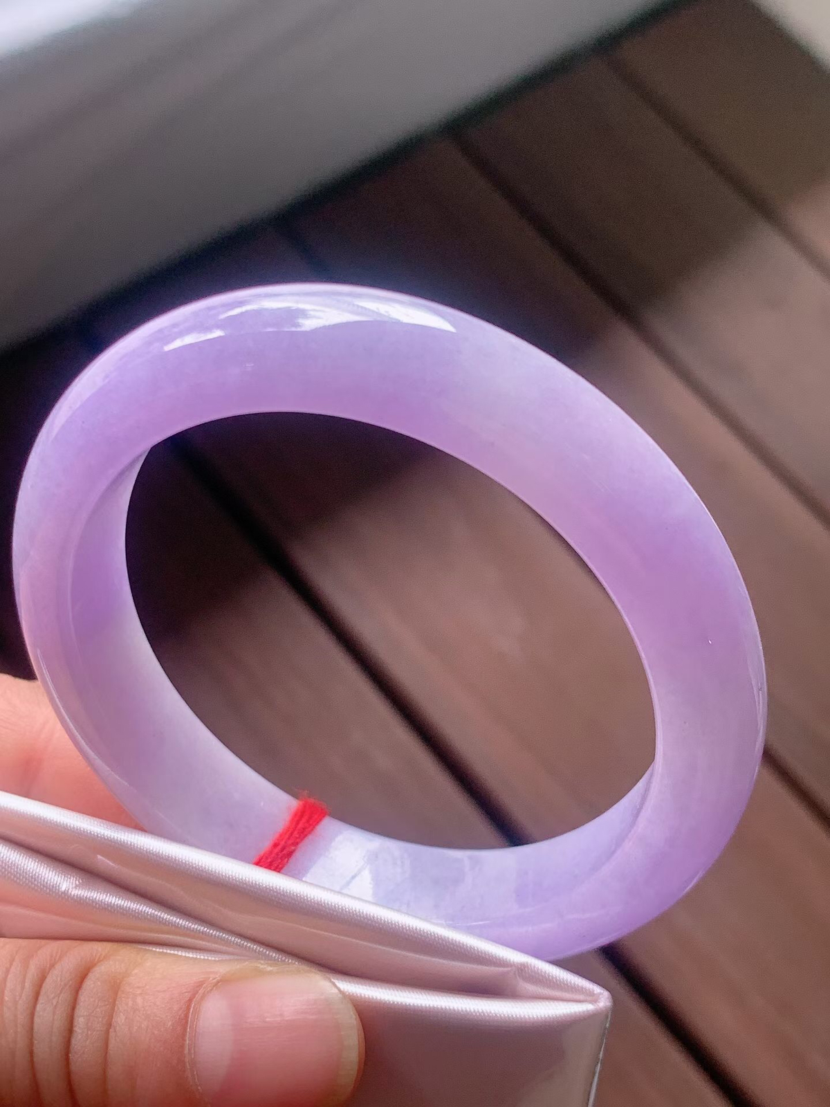 【翡翠名称】老种冰紫罗兰56正圈口手镯
【翡翠尺寸】56/12.2/8.5mm适合55-57正圈口佩戴
【翡翠描述】宝贝种老水足，玉质细腻，色泽靓丽，性价比高，佩戴效果好！
【其它赠送】权威证书/精美挂绳盒子/支持全国复检