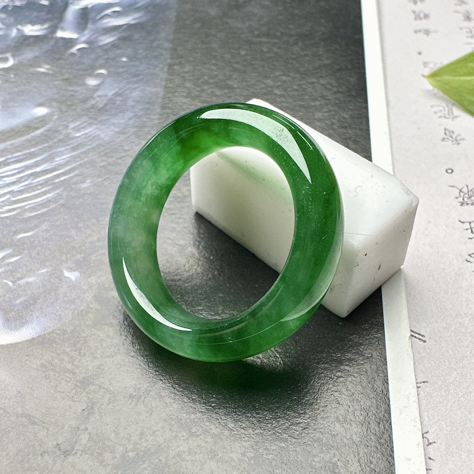 【冰种满绿戒圈】难得的冰润度，难得的好颜色，韵味十足，古色古香。也可吊坠佩戴