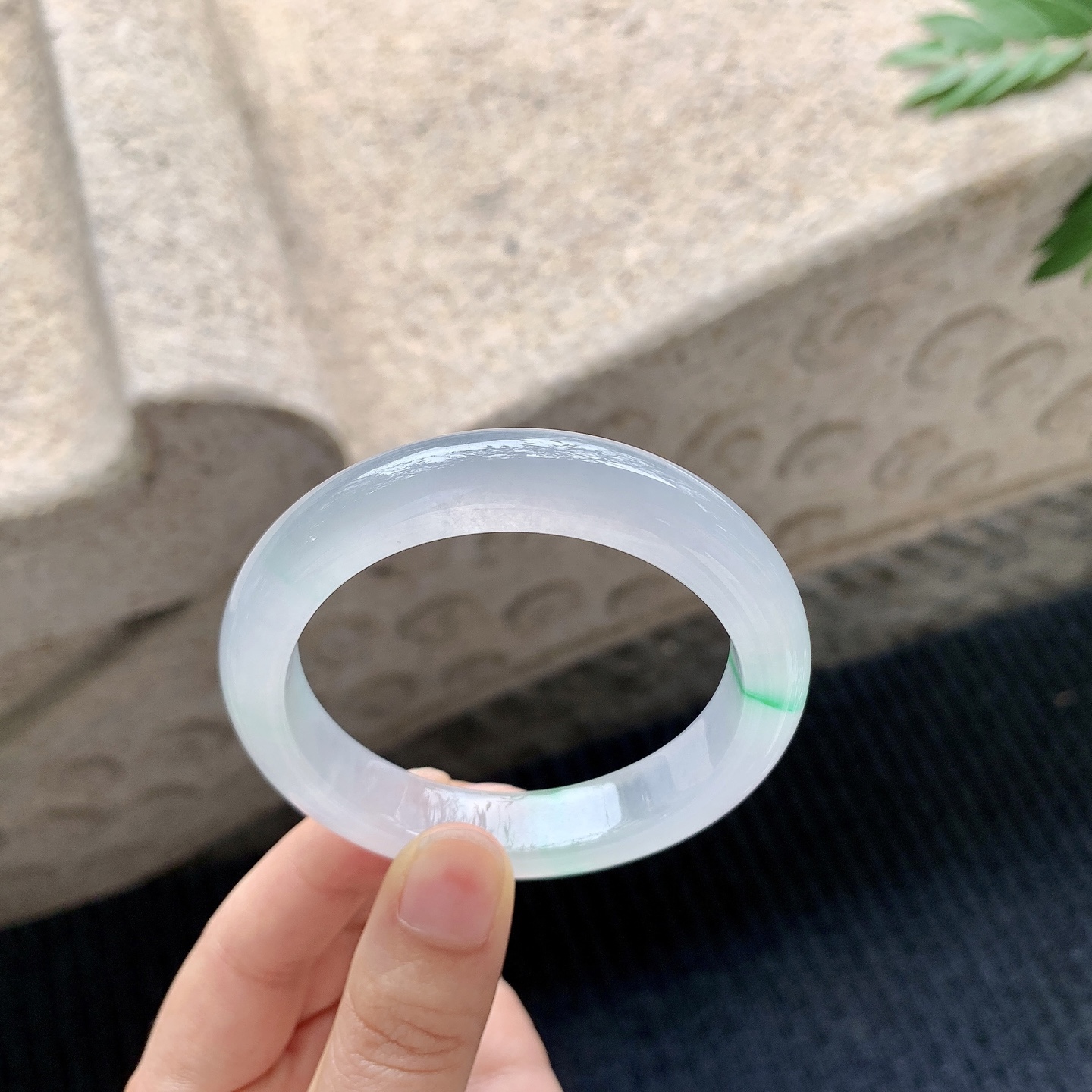 正圈53 54 【圈口】53.5/11.7/8.6 【编码】X040937 【描述】冰飘绿，水润，种老，细腻，打灯有棉纹线