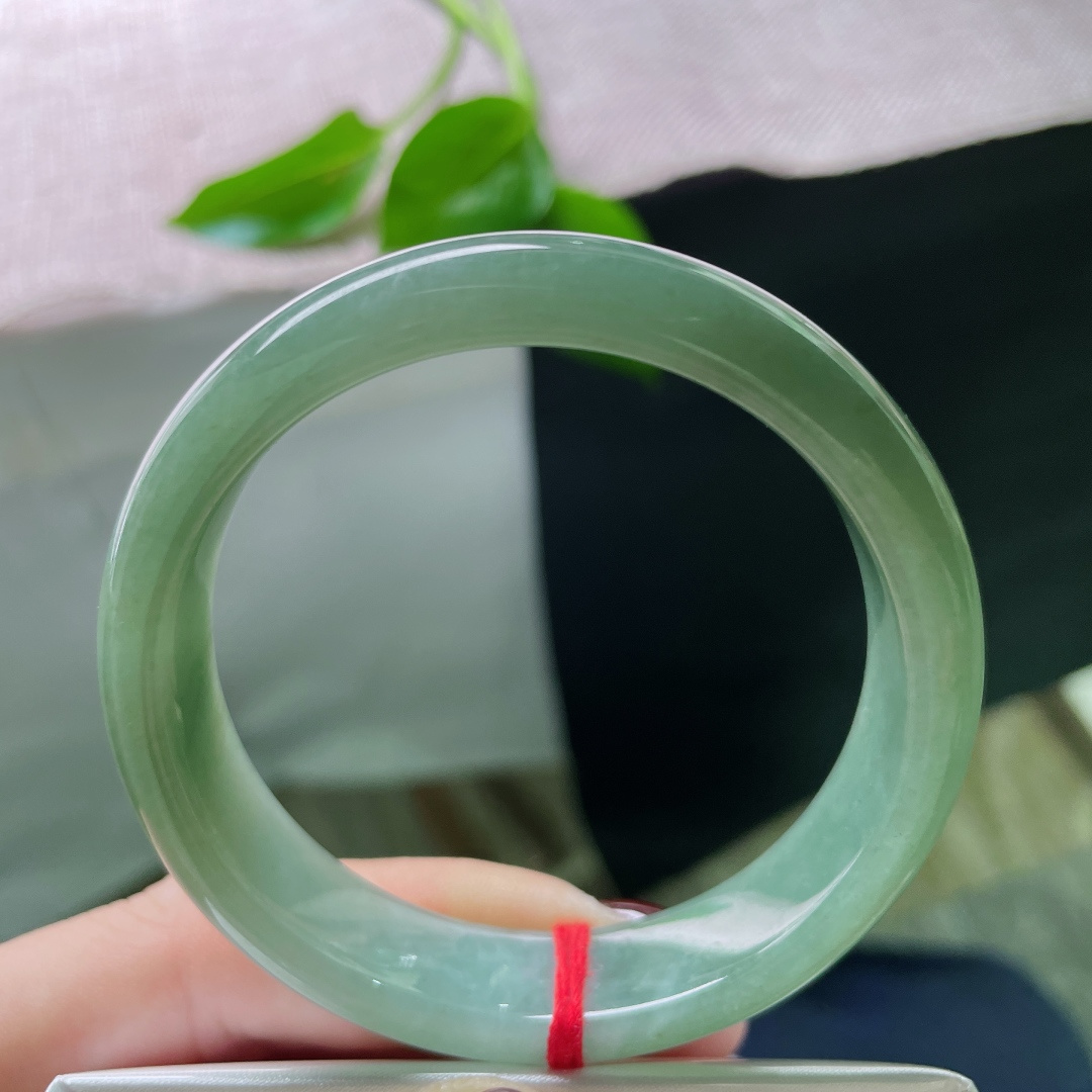 53.7/13.4/6.8。油青正圈，水润细腻，种老，佩戴沉稳，一点皮纹不显，ss49223a