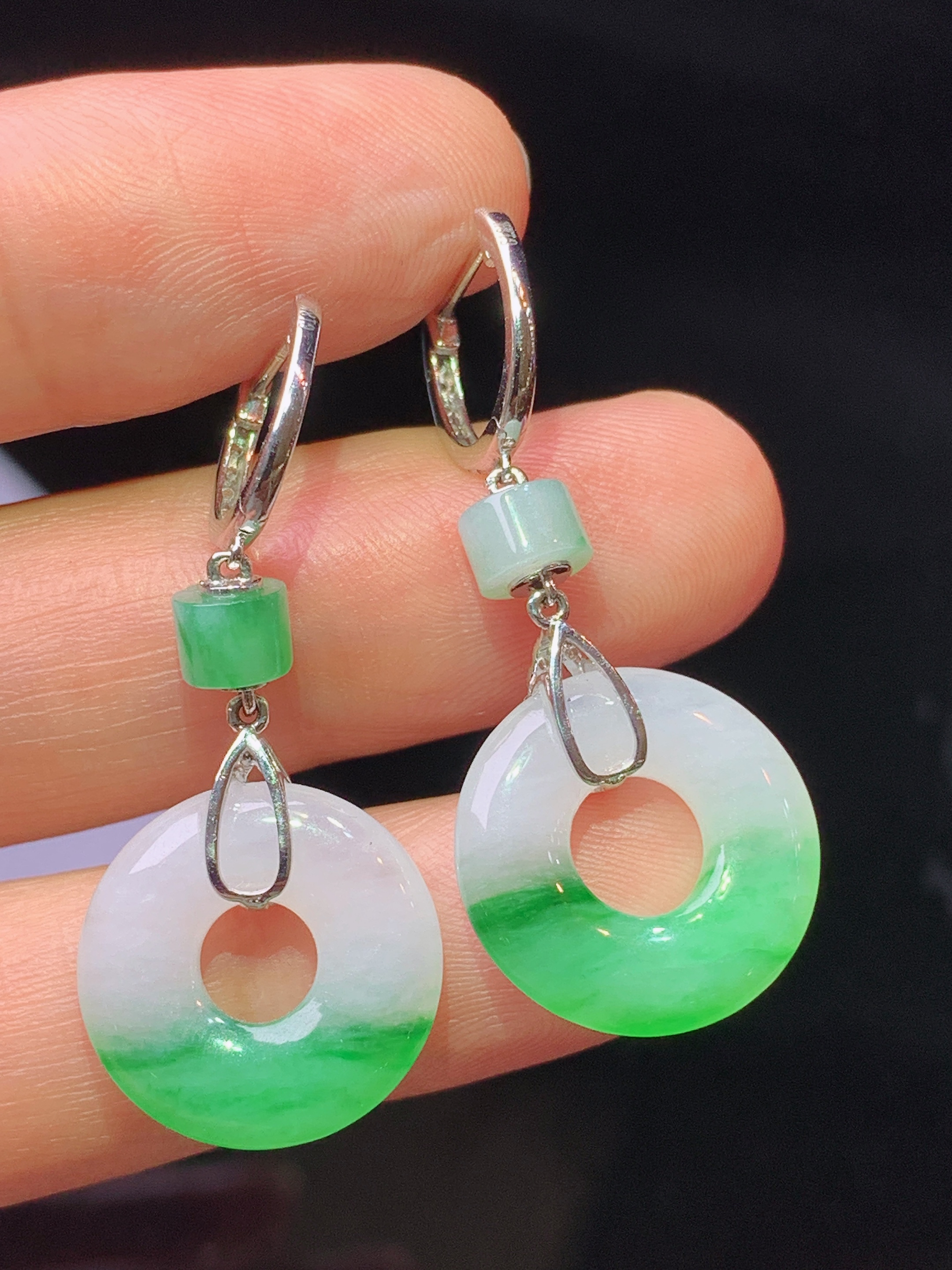 18k金钻镶嵌飘绿平安环耳坠 玉质细腻 色泽艳丽清新 水润亮眼 整体尺寸35.6*15.5*3.2c5