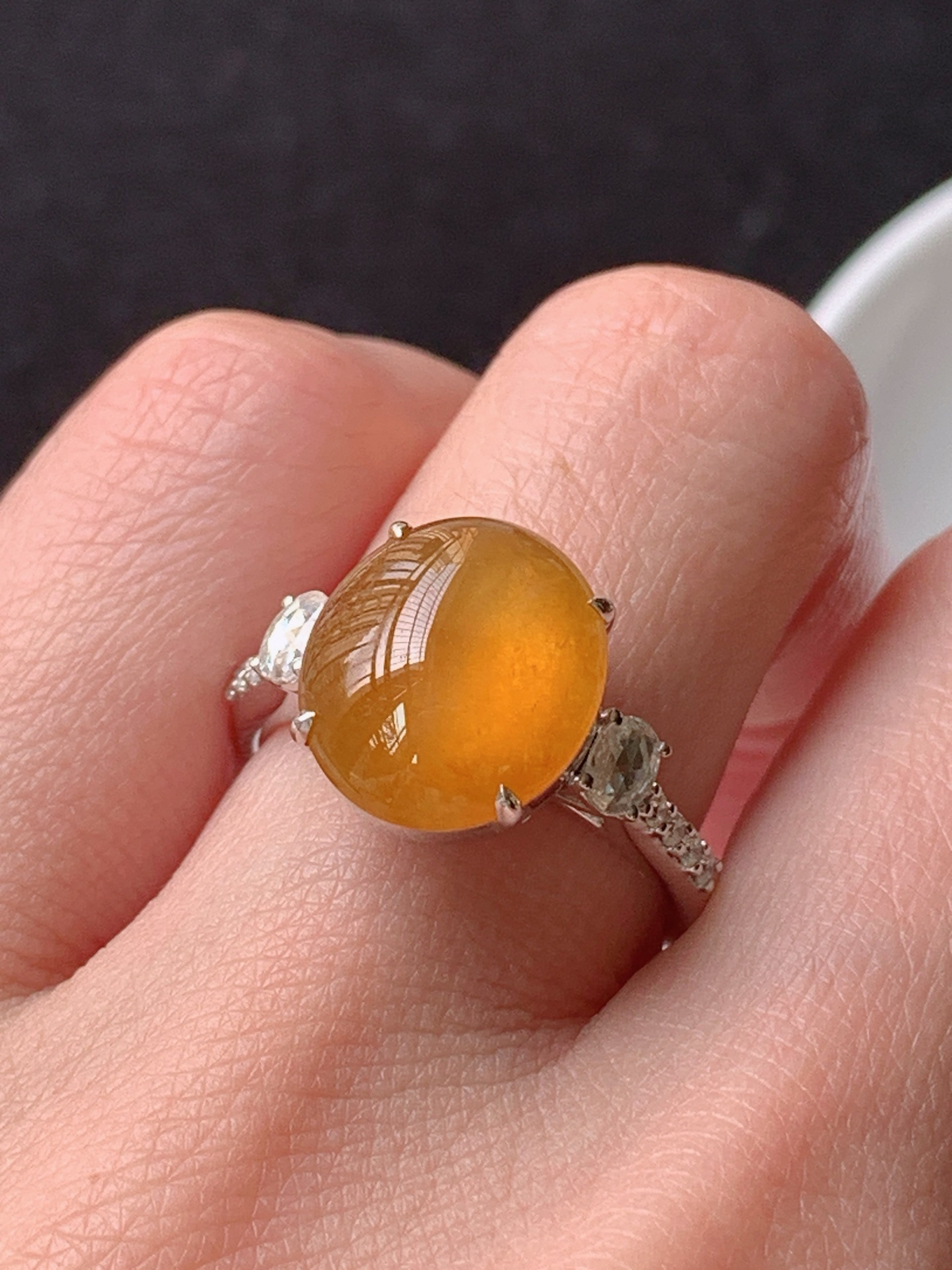 【18k镶嵌冰黄戒指】
裸石尺寸：  12.2/10.7/9.7圈口14